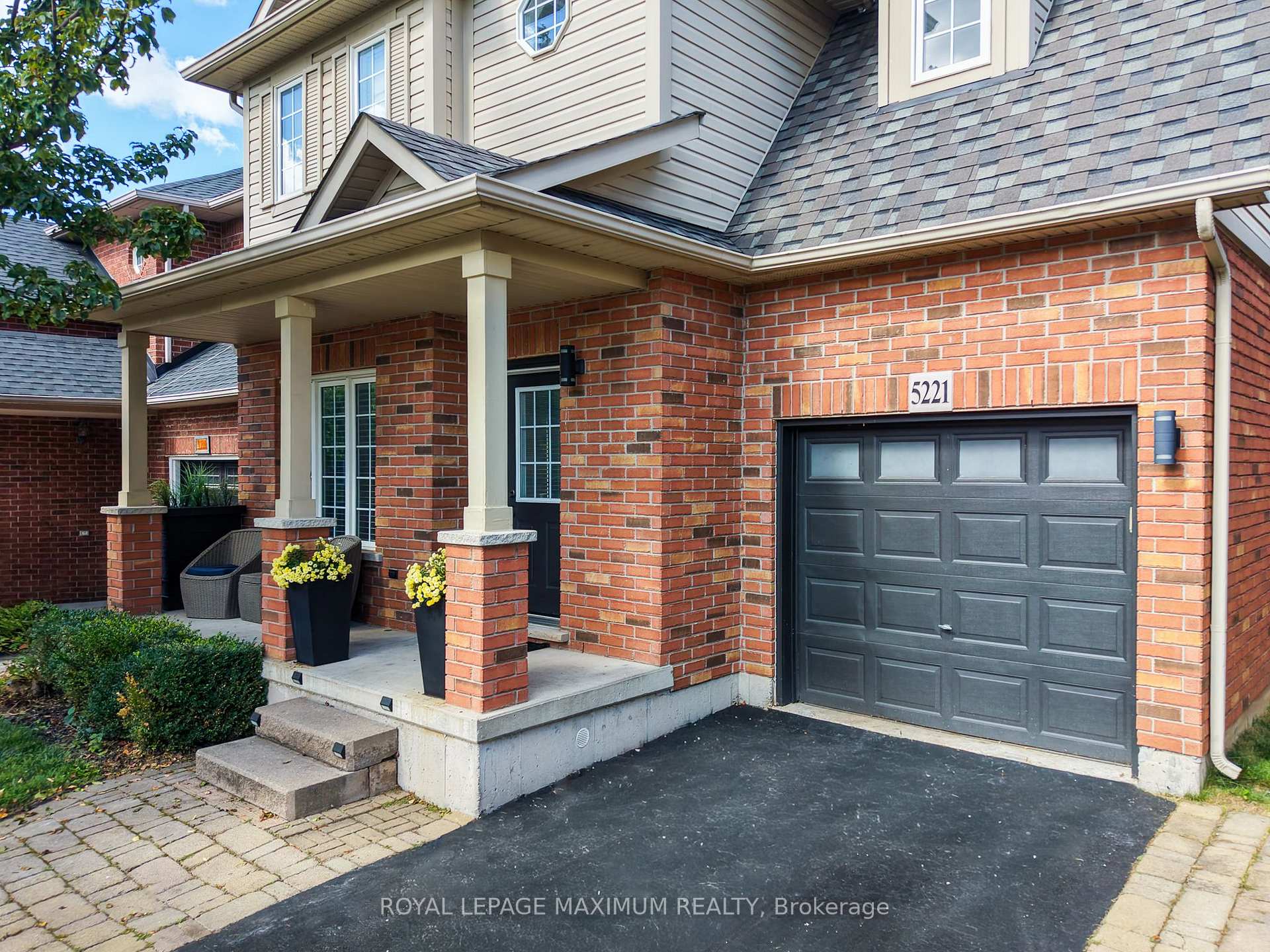 Photo 3 of 5221 Garland Crescent, Burlington, Orchard — HOMEH
