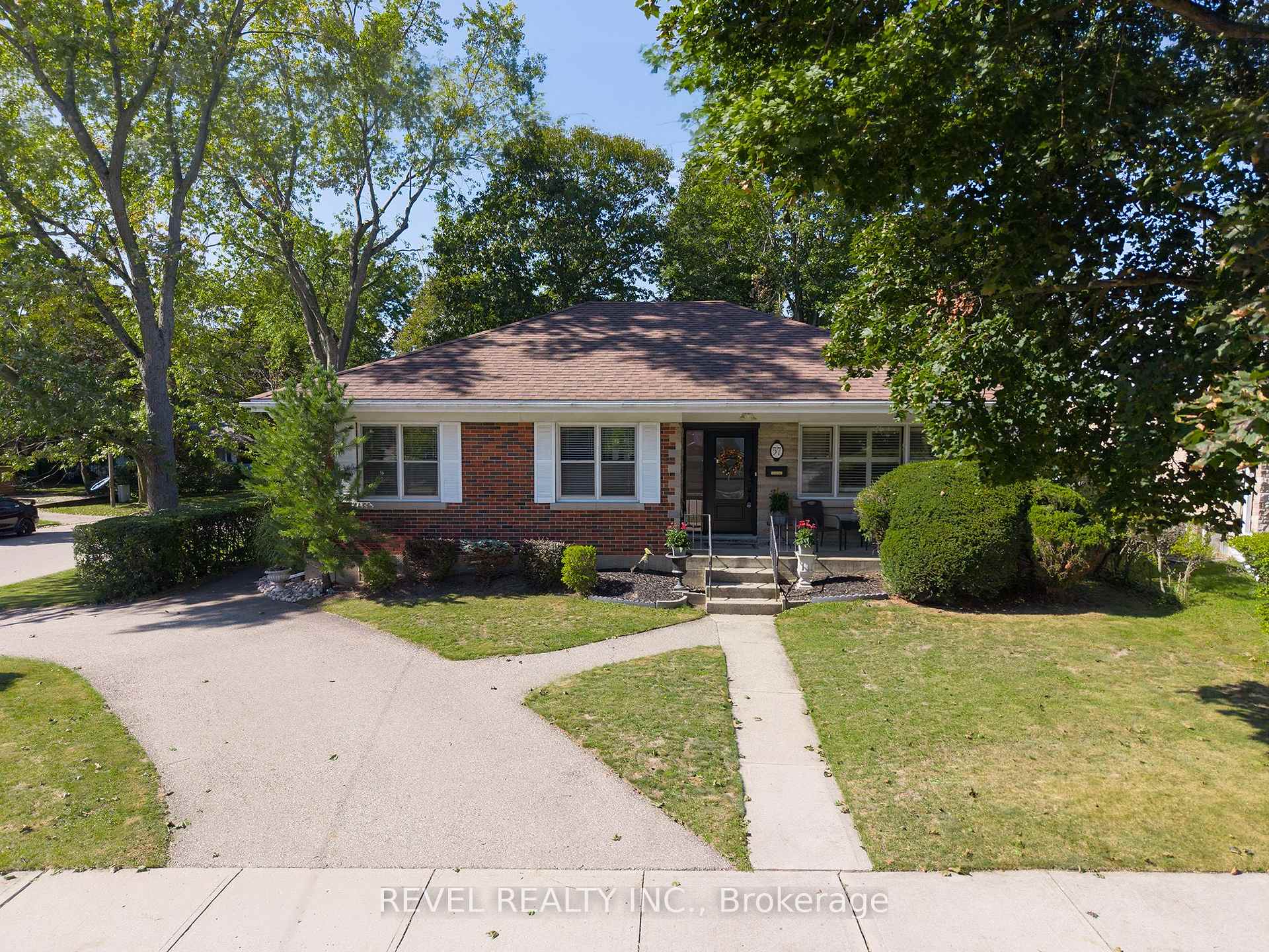 Photo 3 of 57 Devon Street, Brantford, Henderson-Sky Acres — HOMEH