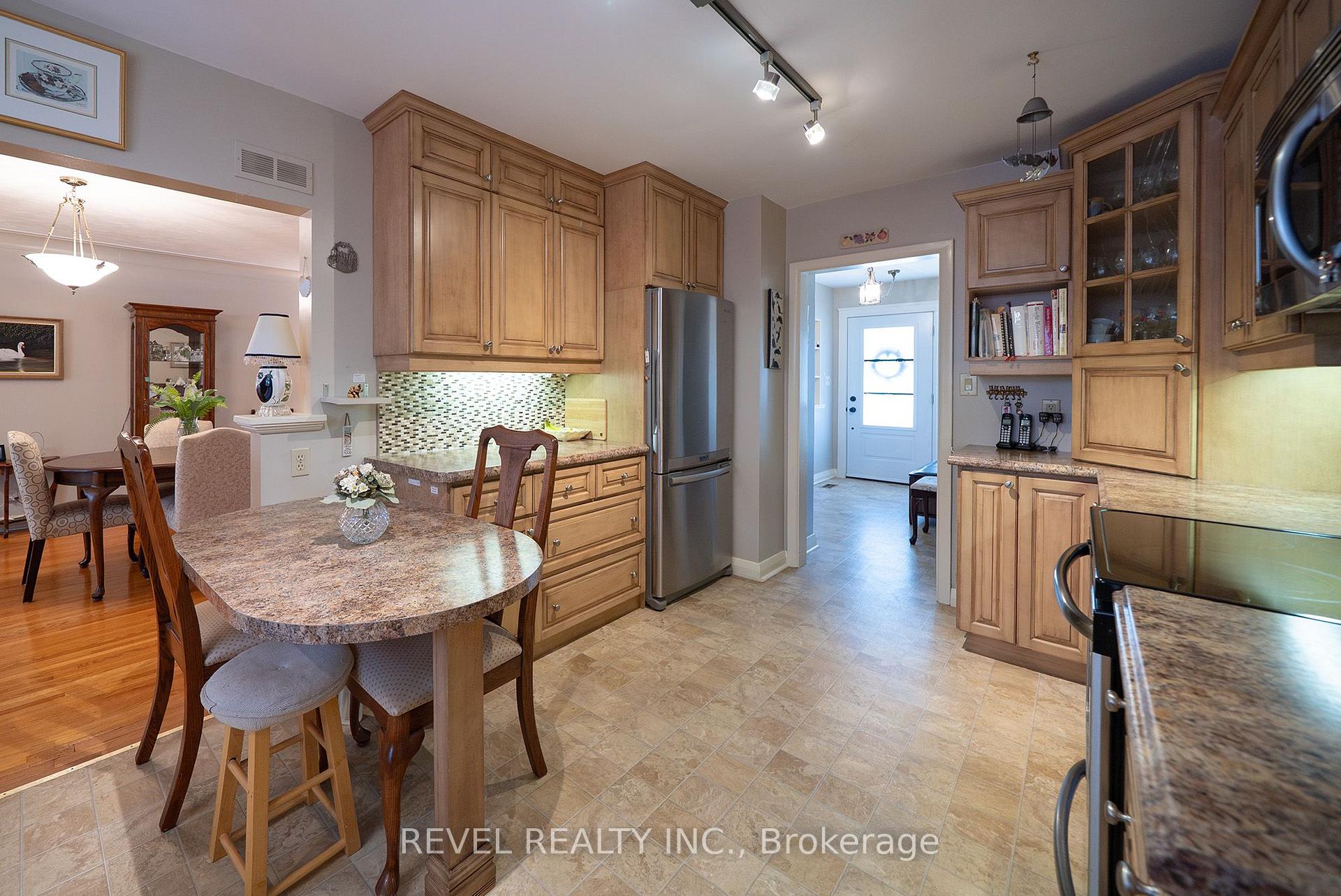 Photo 14 of 57 Devon Street, Brantford, Henderson-Sky Acres — HOMEH