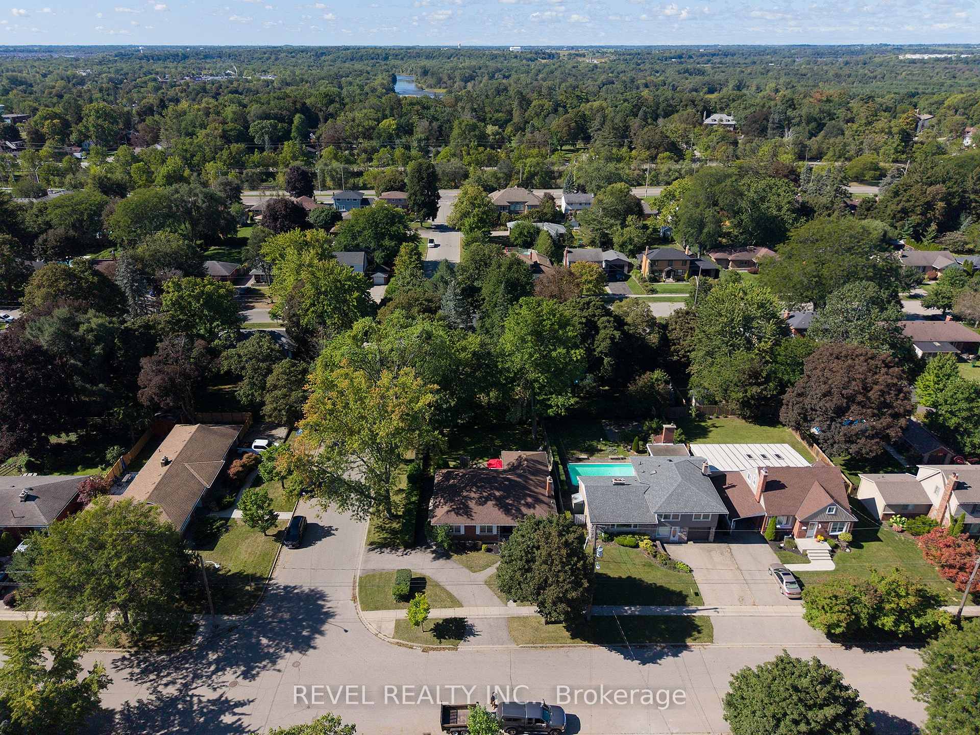 Photo 35 of 57 Devon Street, Brantford, Henderson-Sky Acres — HOMEH