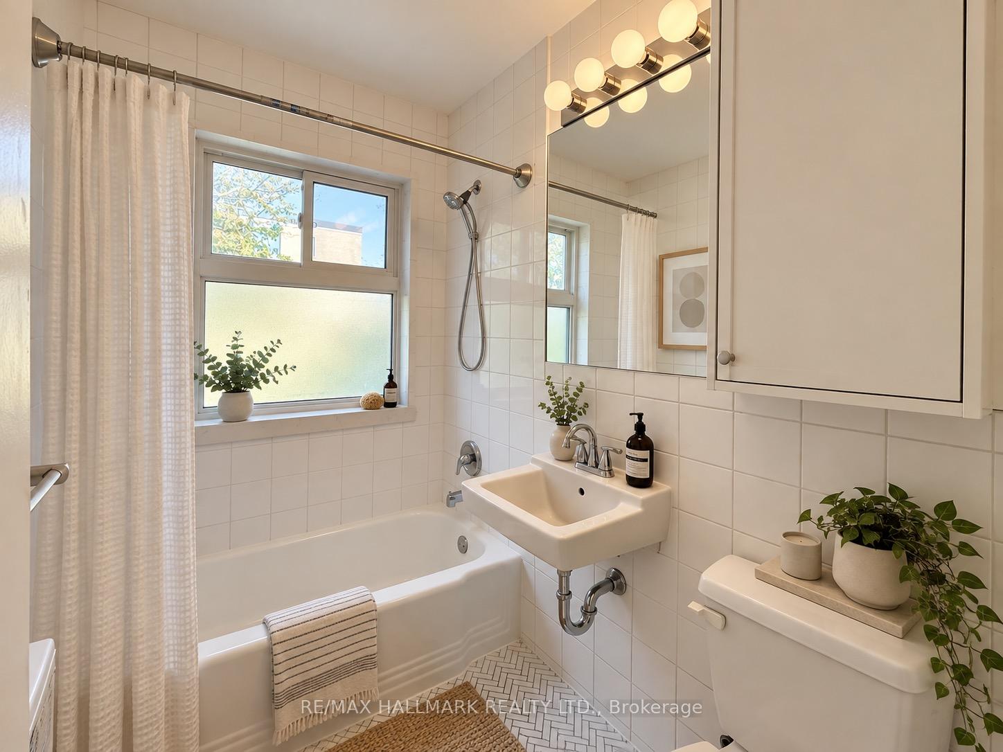 Photo 7 of Unit 305, 28 Upper Canada Drive, North York, St. Andrew-Windfields — HOMEH