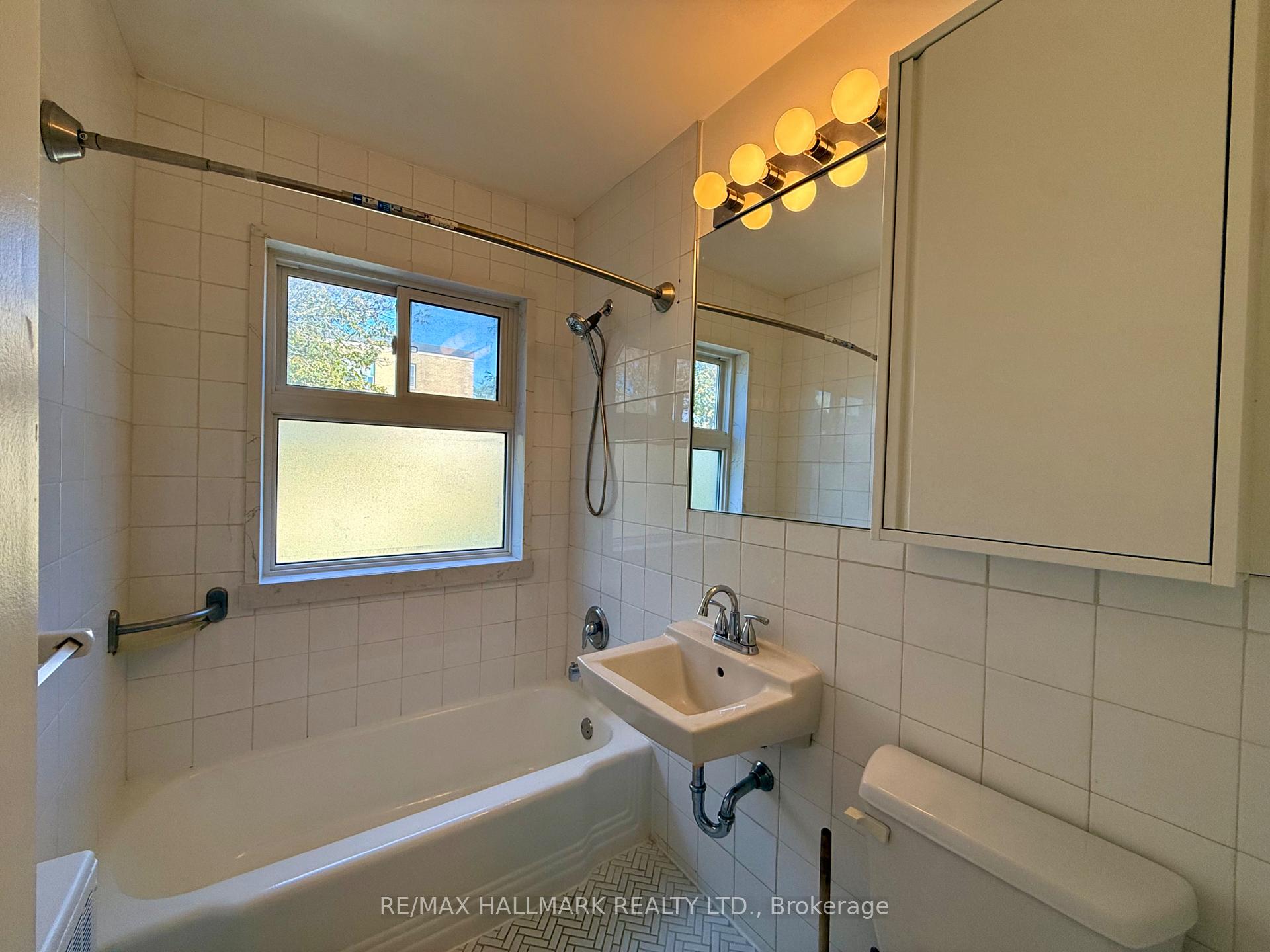 Photo 8 of Unit 305, 28 Upper Canada Drive, North York, St. Andrew-Windfields — HOMEH