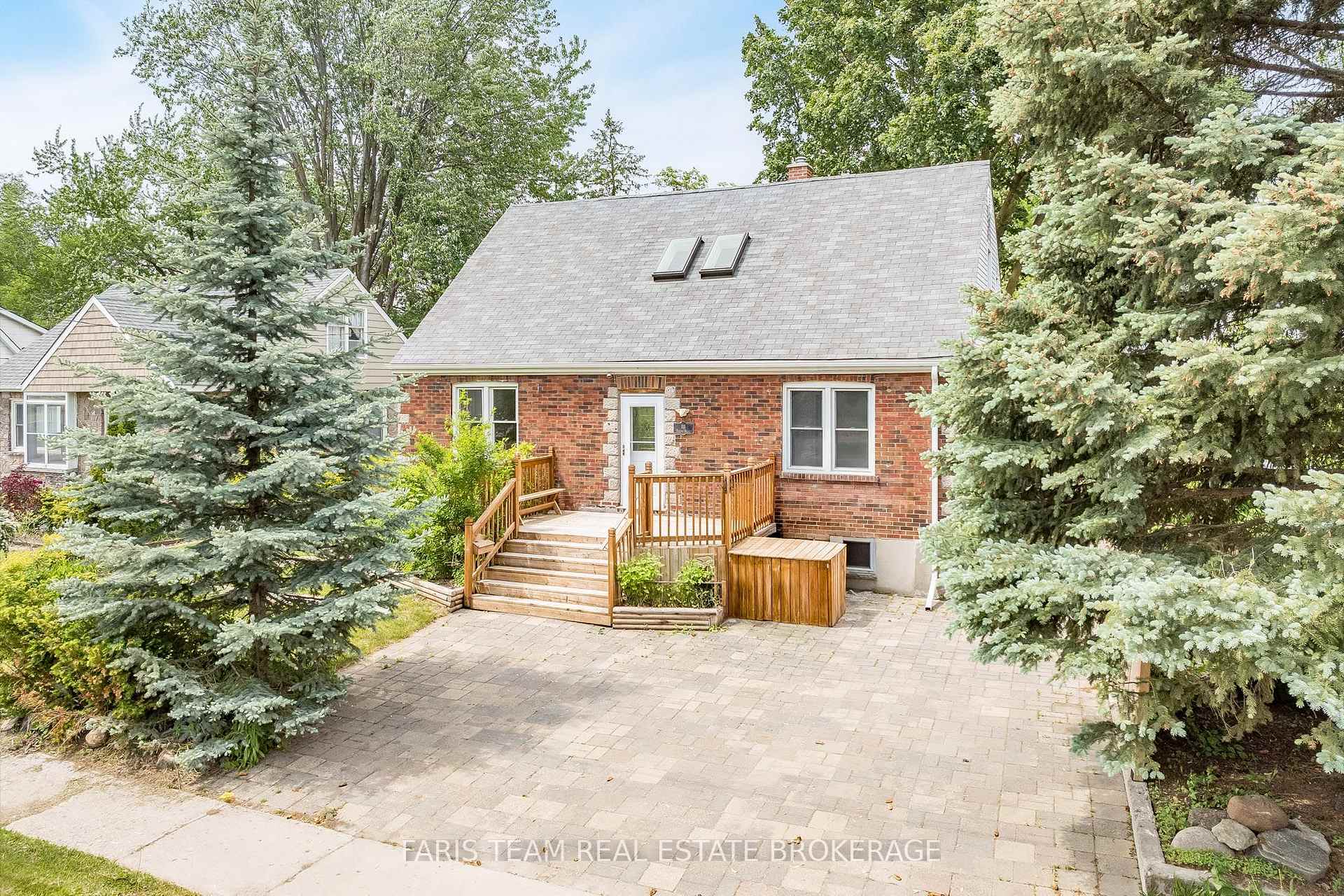 Photo 2 of 18 Holgate Street, Barrie, Allandale — HOMEH