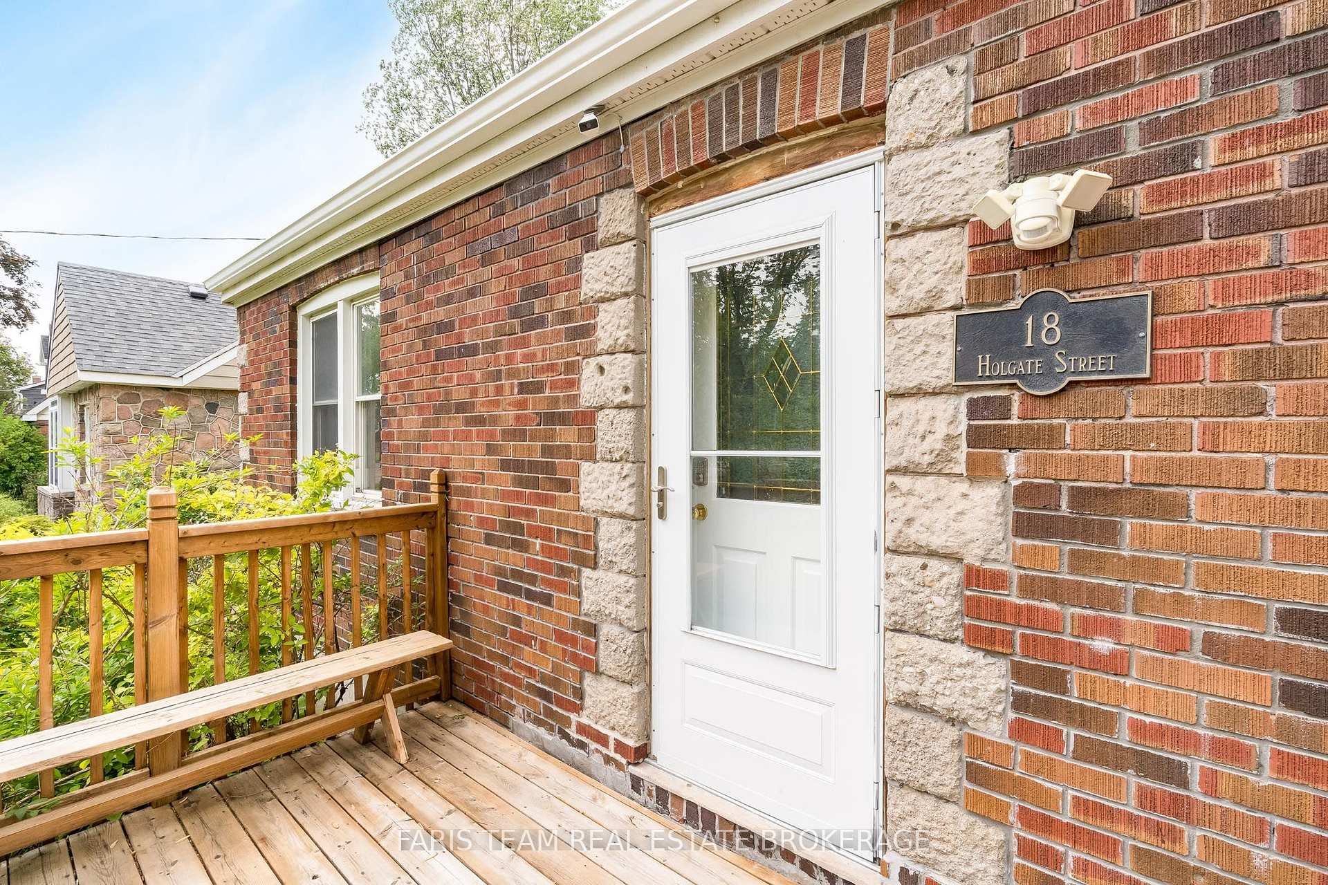 Photo 4 of 18 Holgate Street, Barrie, Allandale — HOMEH