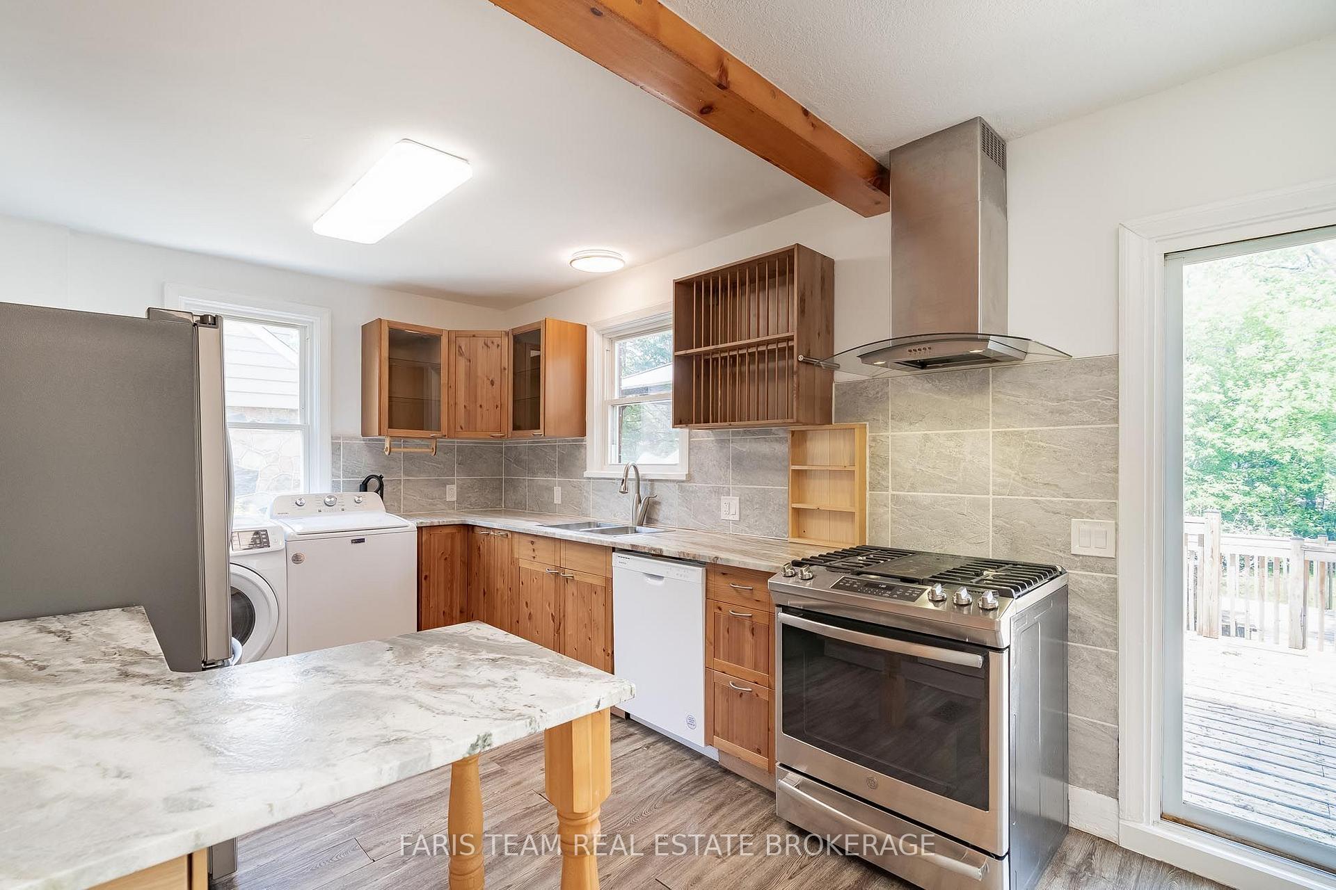 Photo 5 of 18 Holgate Street, Barrie, Allandale — HOMEH
