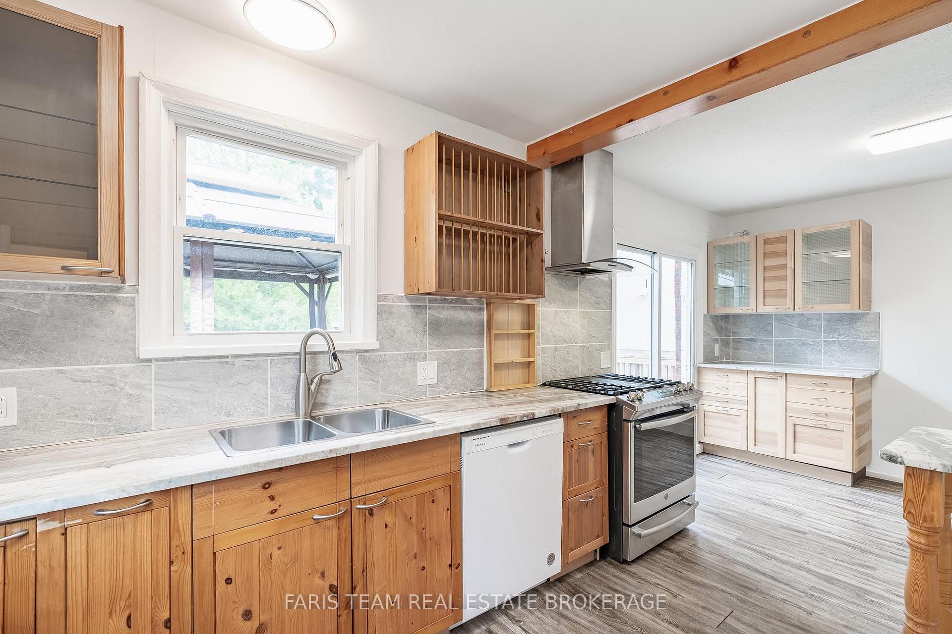 Photo 7 of 18 Holgate Street, Barrie, Allandale — HOMEH
