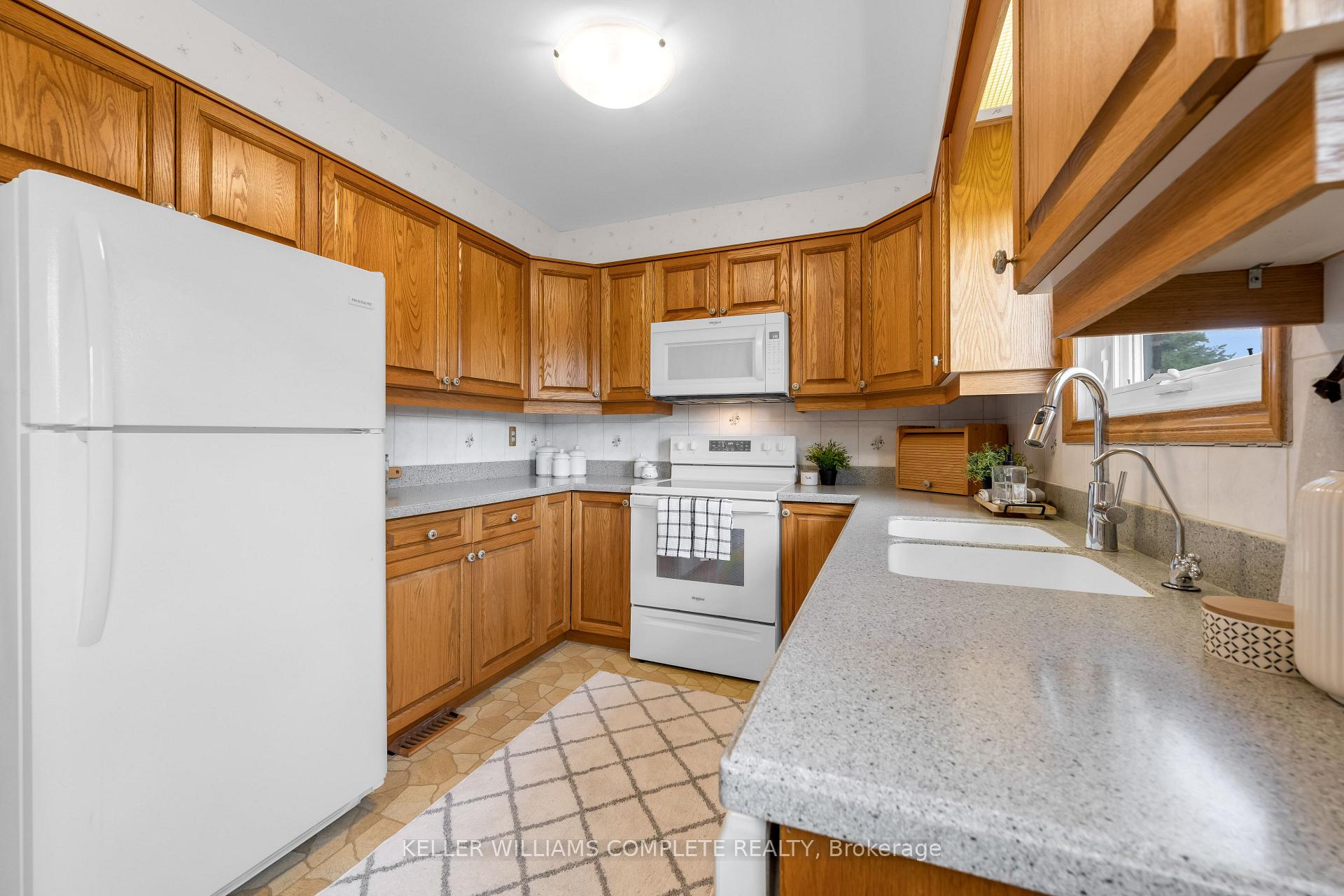 Photo 12 of 2134 Cartier Crescent, Burlington, Brant Hills — HOMEH