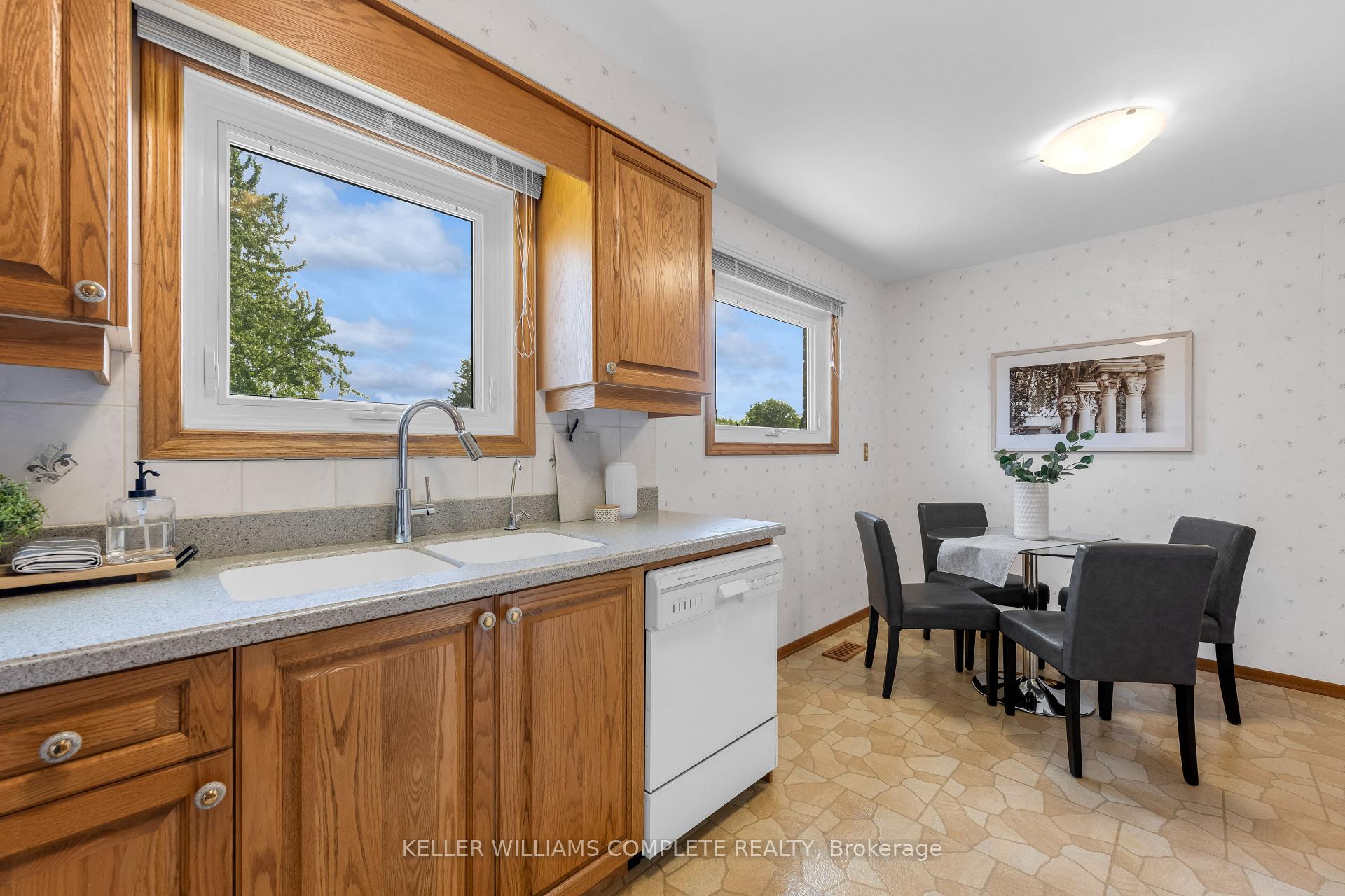Photo 13 of 2134 Cartier Crescent, Burlington, Brant Hills — HOMEH