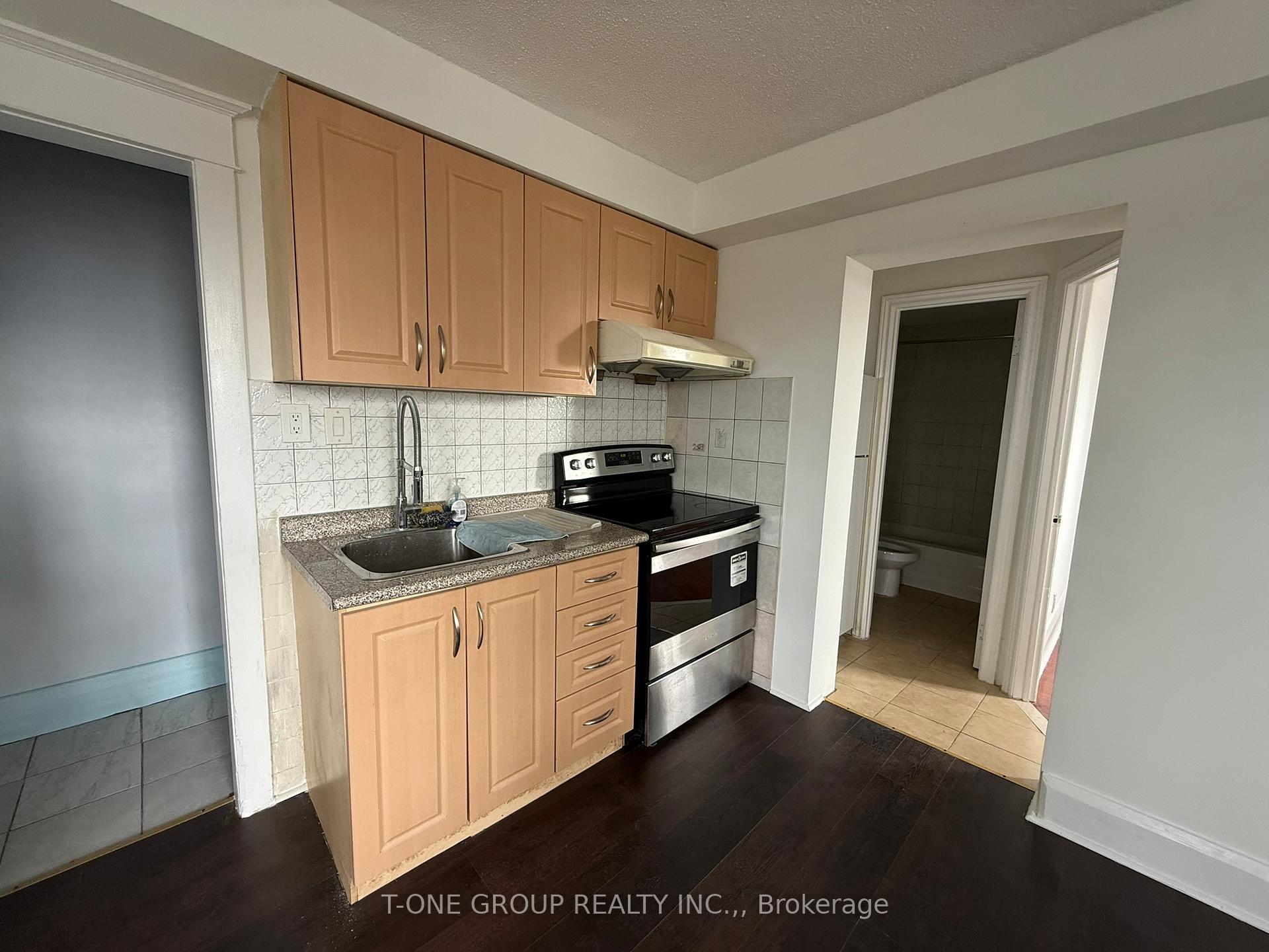 Photo 3 of Unit Unit 2, 418 Royal York Road, Etobicoke, Mimico — HOMEH