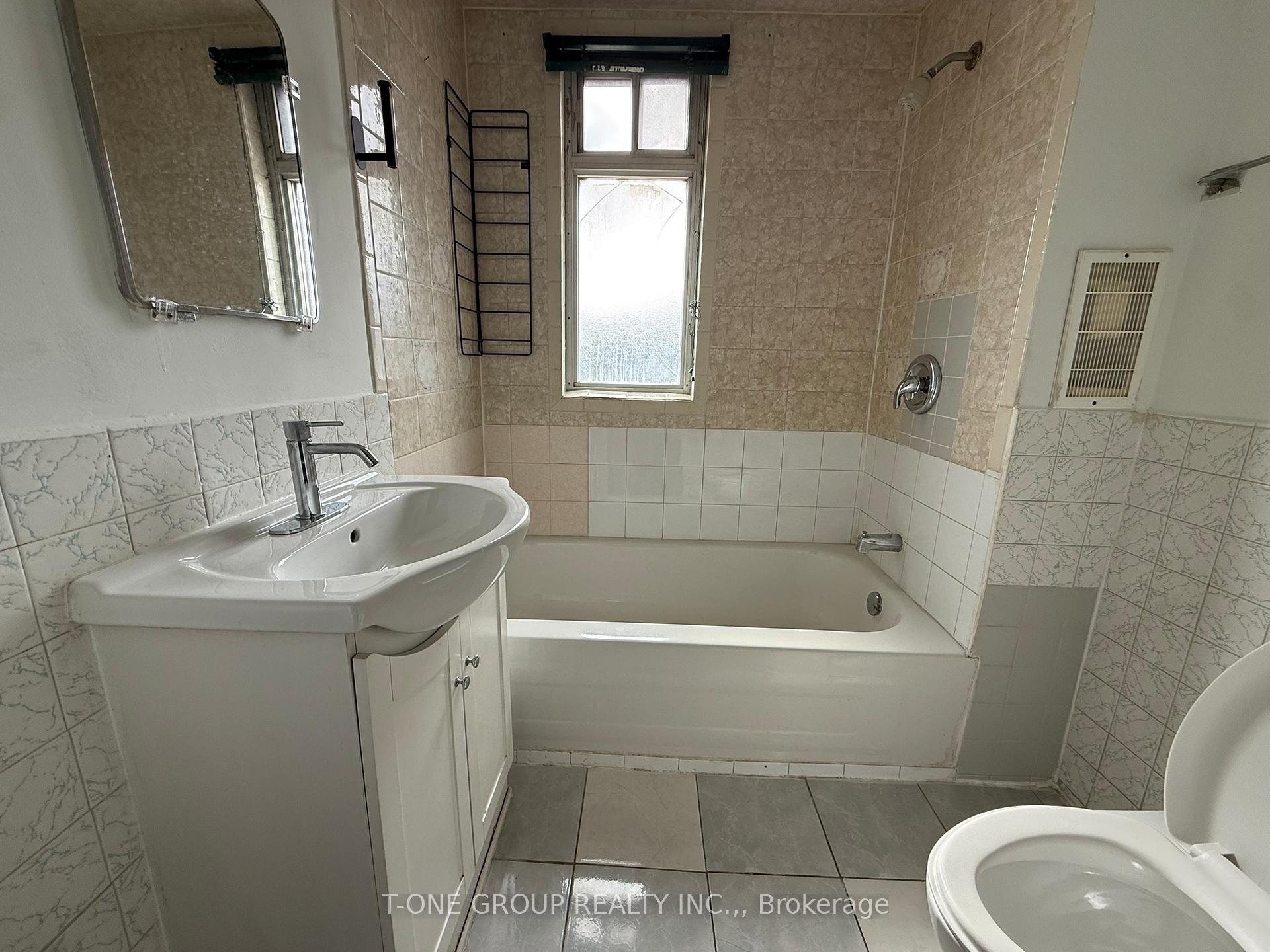 Photo 10 of Unit Unit 2, 418 Royal York Road, Etobicoke, Mimico — HOMEH