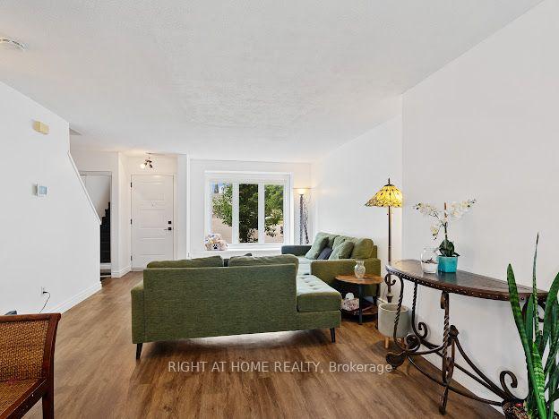 Photo 10 of Unit 17, 925 Lawson Road, London, North I — HOMEH