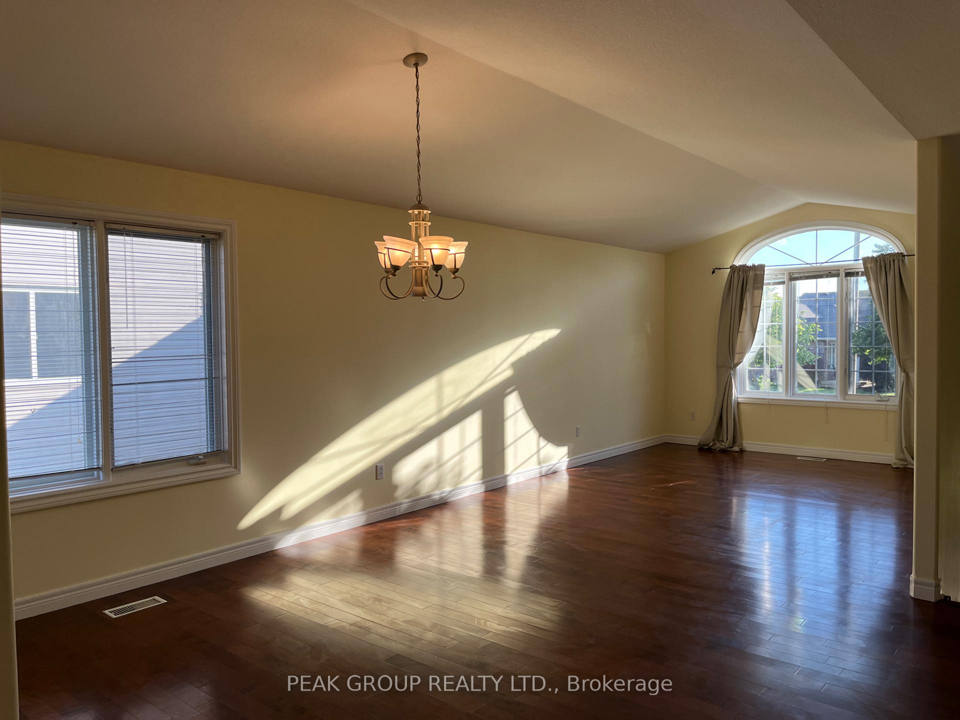 Photo 2 of 4418 Connell Avenue, Niagara Falls, Ascot — HOMEH