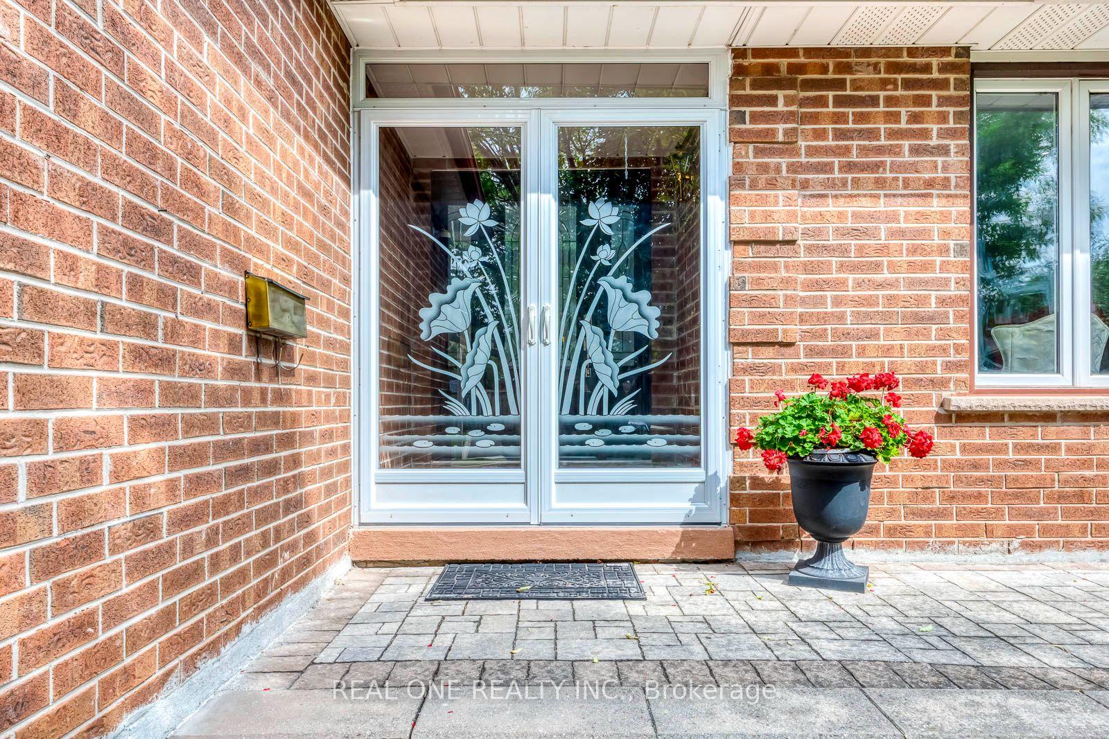 Photo 3 of 2041 Madden Boulevard, Oakville, River Oaks — HOMEH