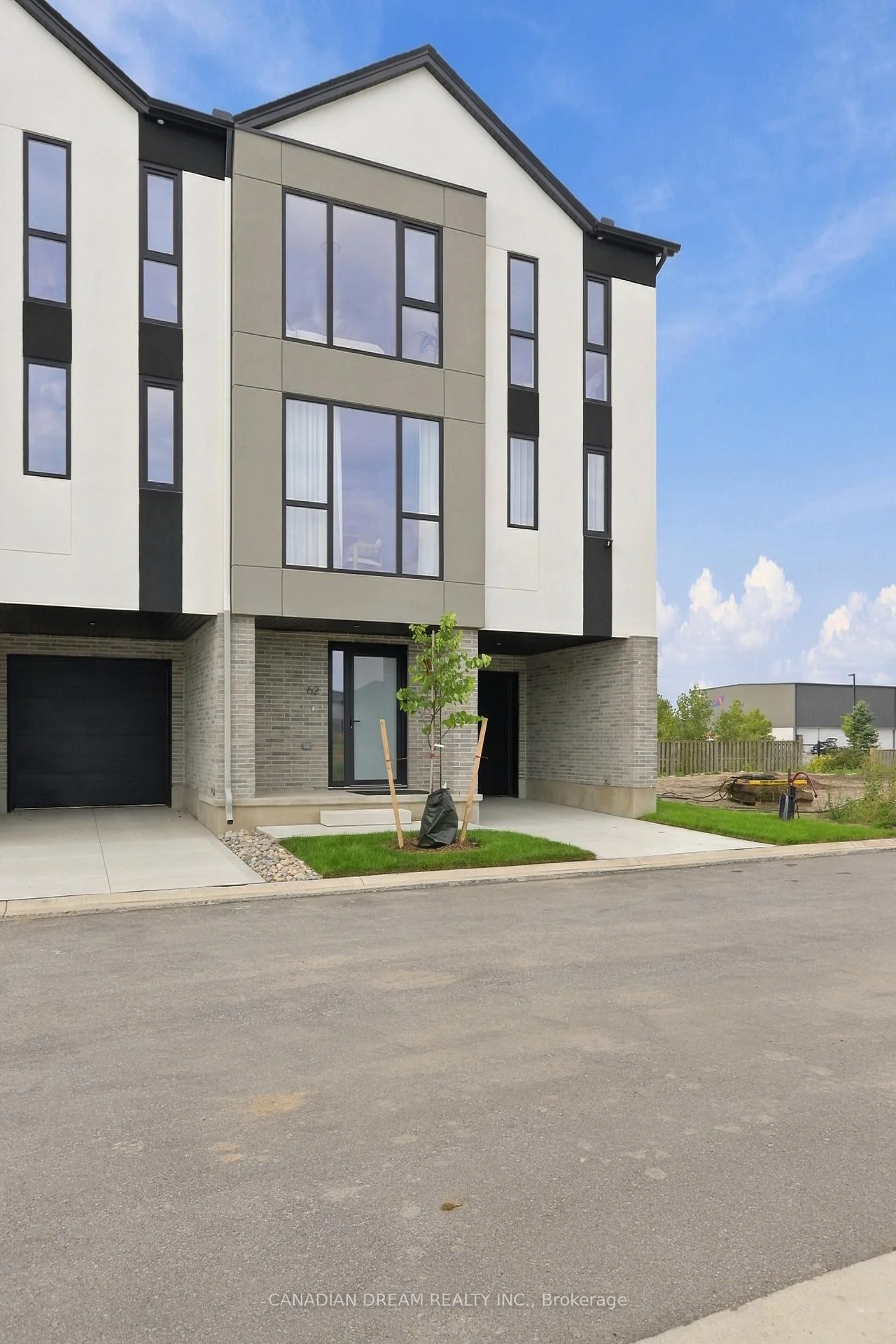 Photo 5 of 2927 Petty Road, London, South W — HOMEH