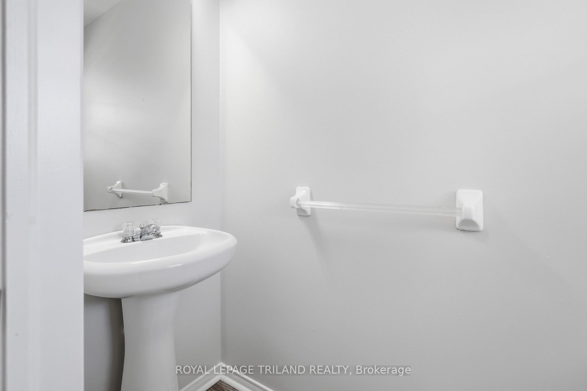 Photo 4 of 1942 Bloom Crescent, London, North C — HOMEH