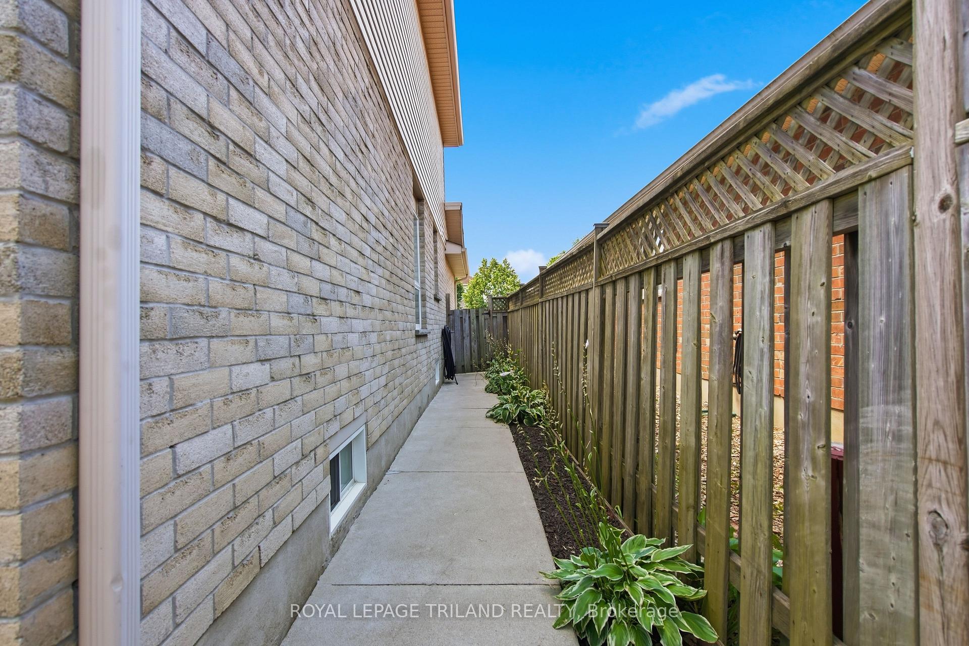 Photo 23 of 1942 Bloom Crescent, London, North C — HOMEH