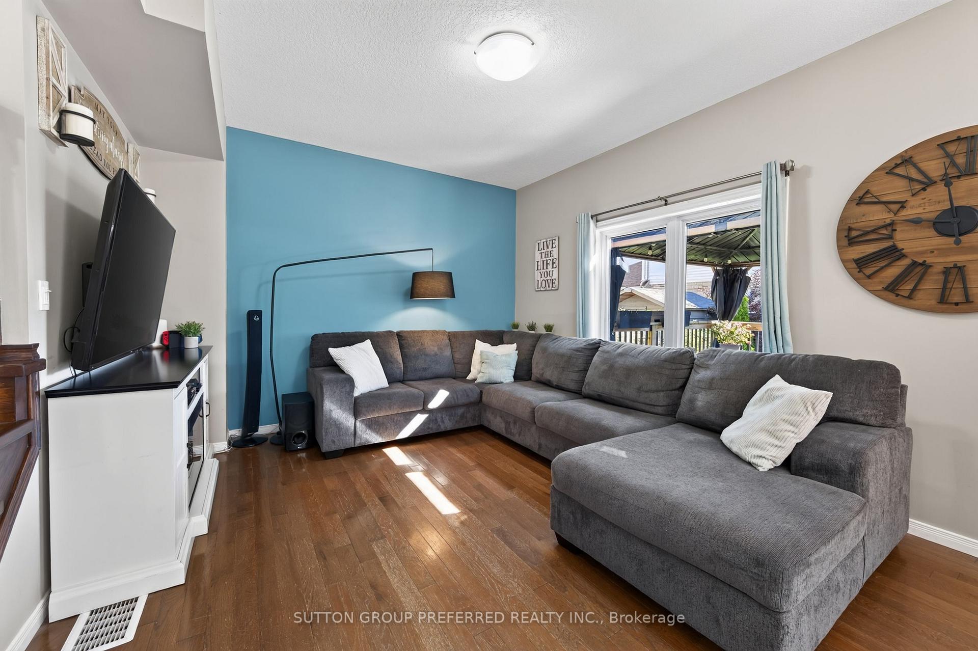 Photo 11 of 3288 Turner Crescent, London, South U — HOMEH