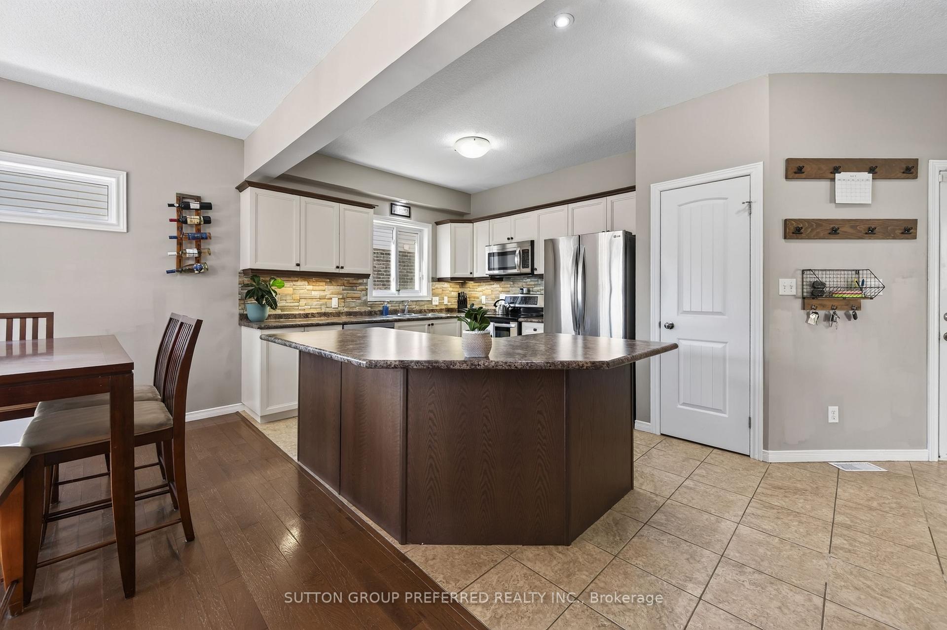 Photo 13 of 3288 Turner Crescent, London, South U — HOMEH