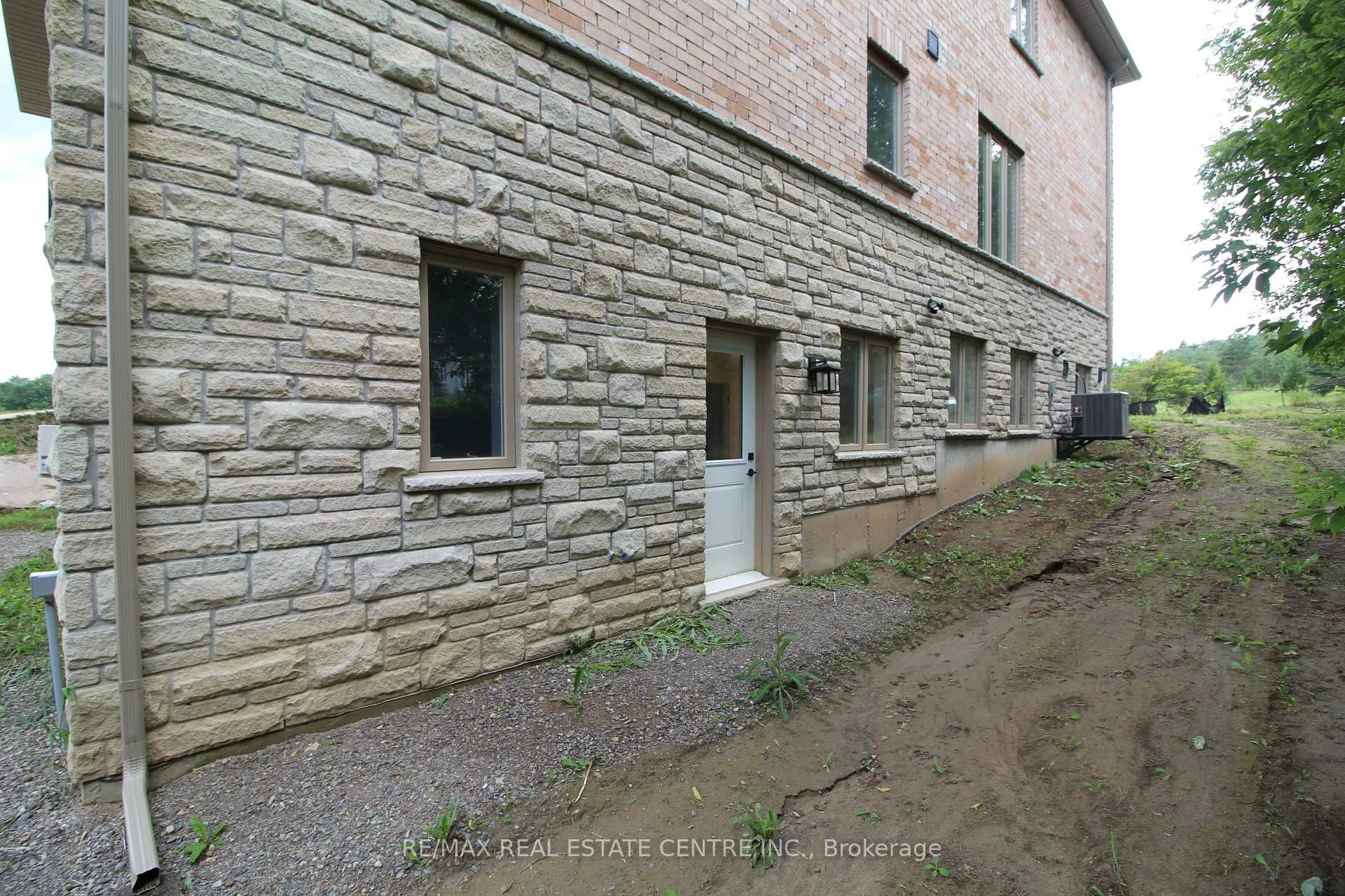 Photo 2 of 91 Troiless Street, Caledon, Caledon Village — HOMEH