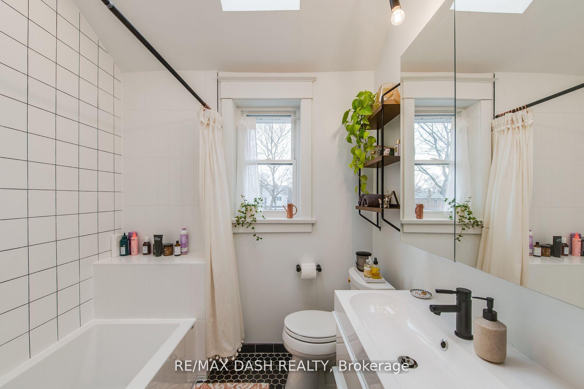 Photo 18 of 74 Oak Park Avenue, Toronto, Woodbine-Lumsden — HOMEH