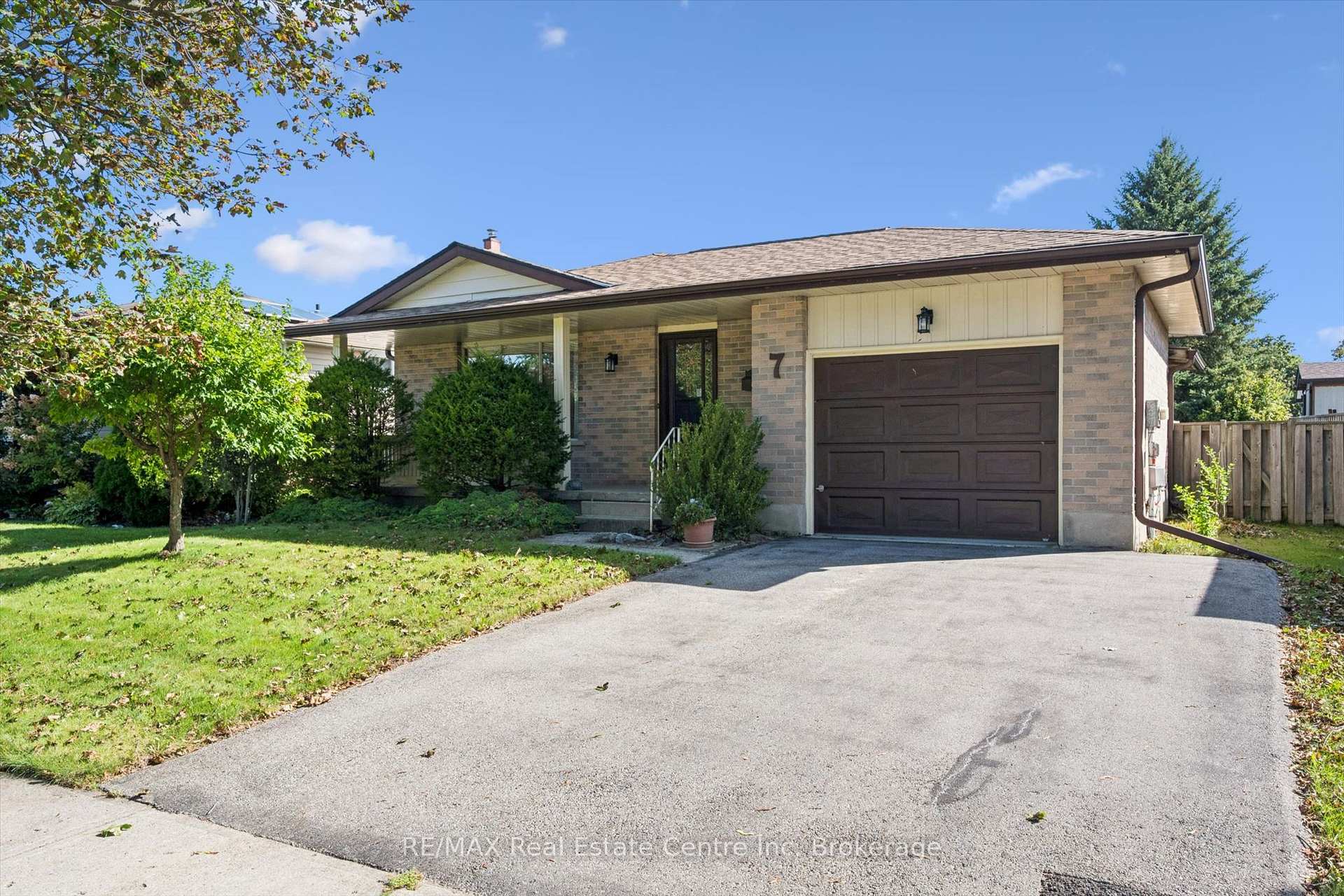 Photo 1 of 7 Countryside Crescent, Kitchener, Country Hills — HOMEH