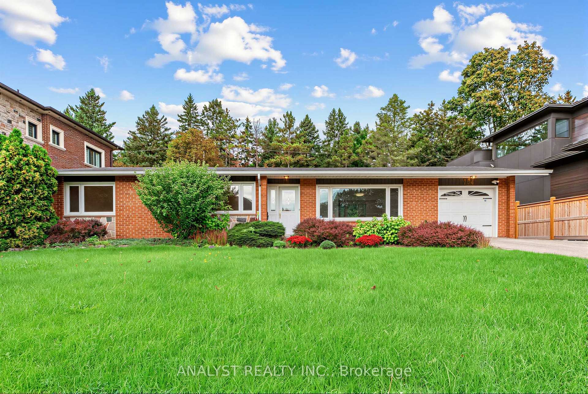 Photo 2 of 104 Cardish Street, Vaughan, Kleinburg — HOMEH