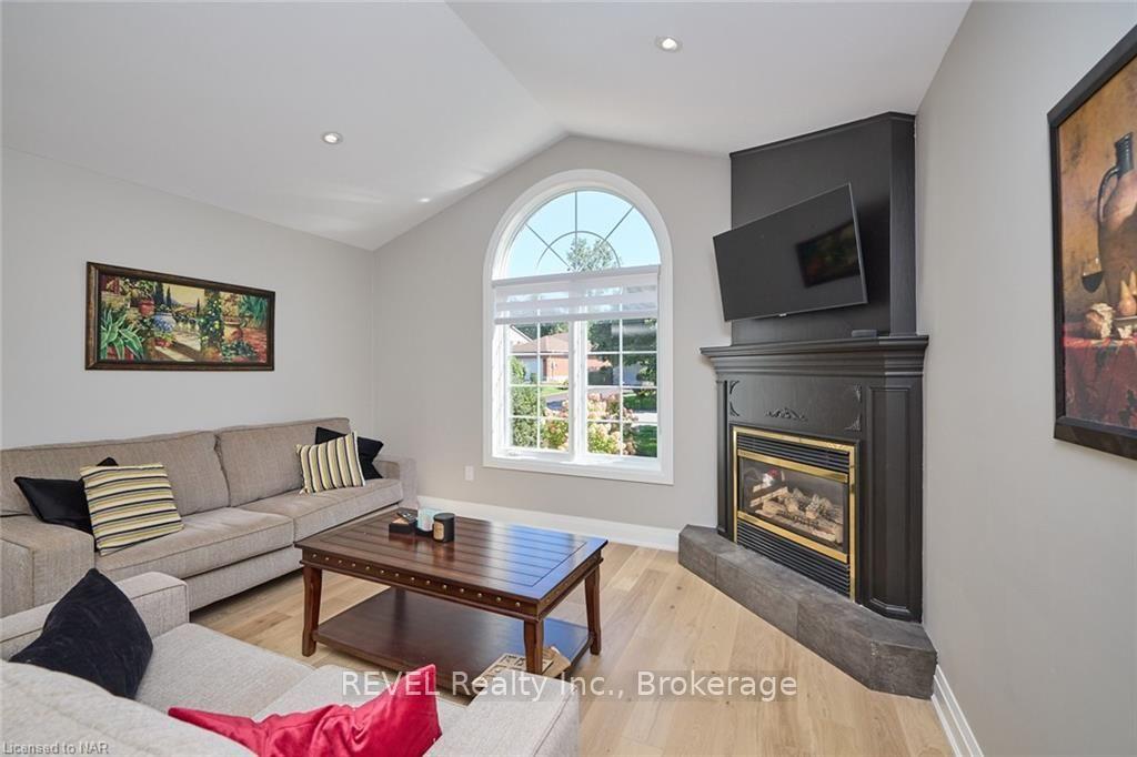 Photo 8 of 26 Oakridge Boulevard, Pelham, Fonthill — HOMEH