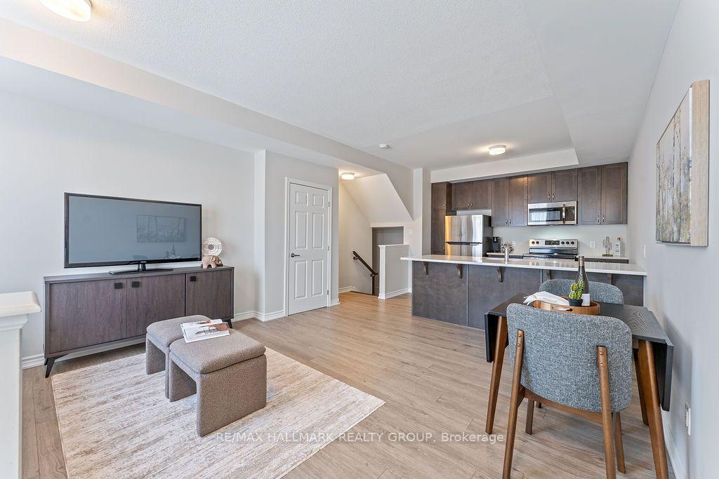 Photo 4 of 710 Kizis Private, Ottawa, CFB Rockcliffe and Area — HOMEH