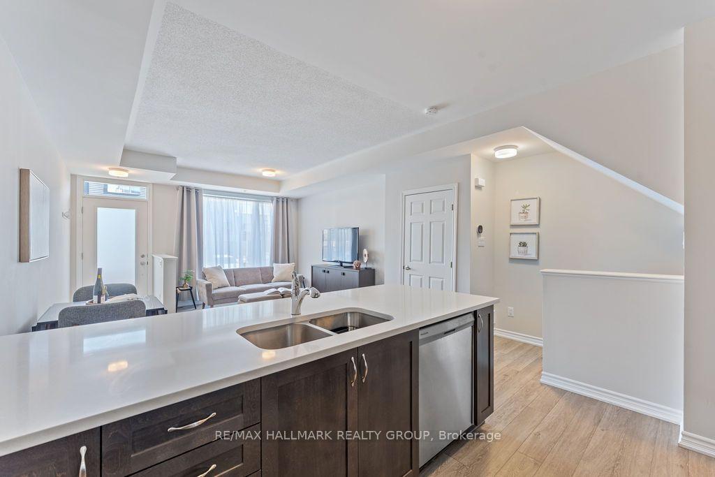 Photo 10 of 710 Kizis Private, Ottawa, CFB Rockcliffe and Area — HOMEH