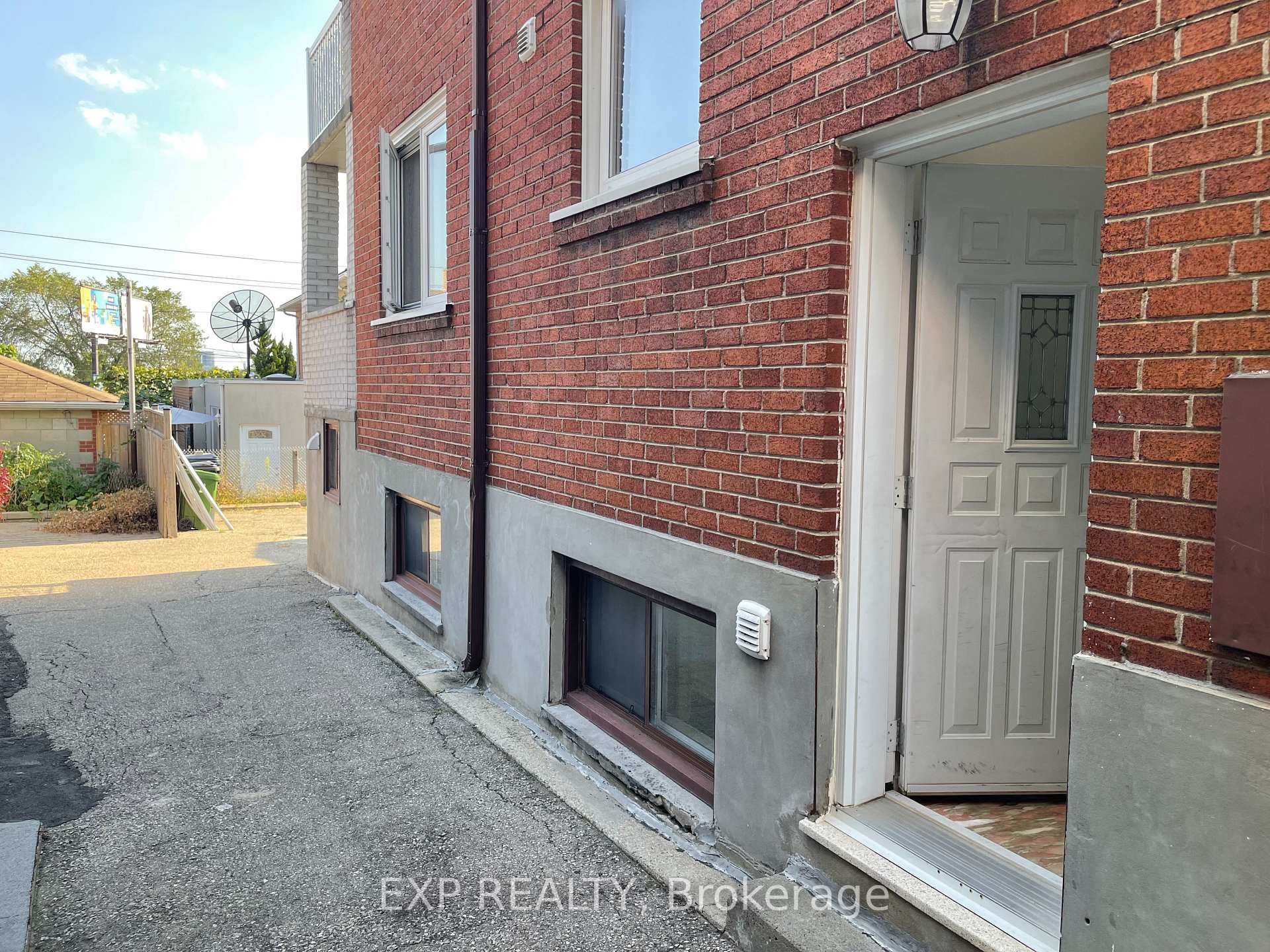 Photo 7 of 41 Bloem Avenue, Toronto, Caledonia-Fairbank — HOMEH