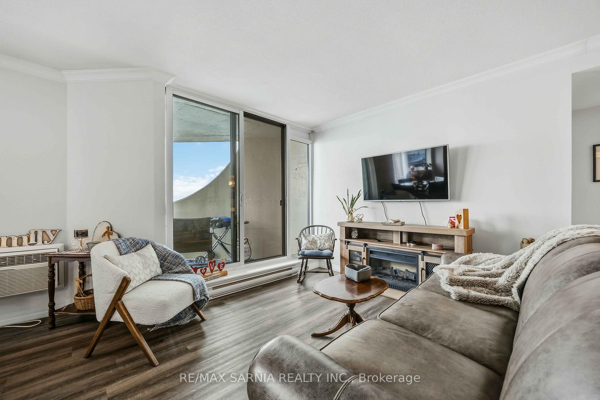 Photo 5 of Unit 1204, 155 Front Street N, Sarnia — HOMEH