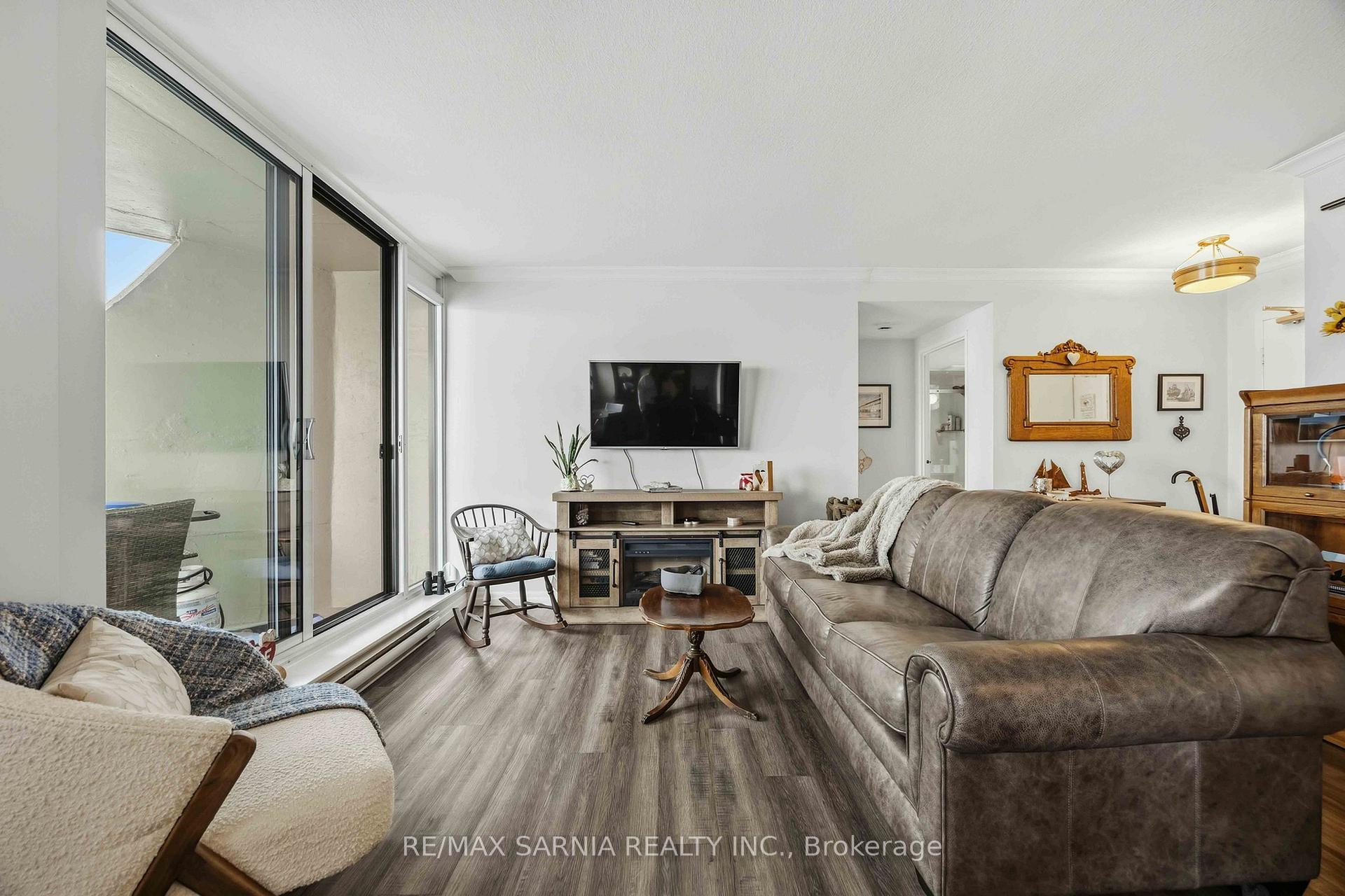 Photo 6 of Unit 1204, 155 Front Street N, Sarnia — HOMEH