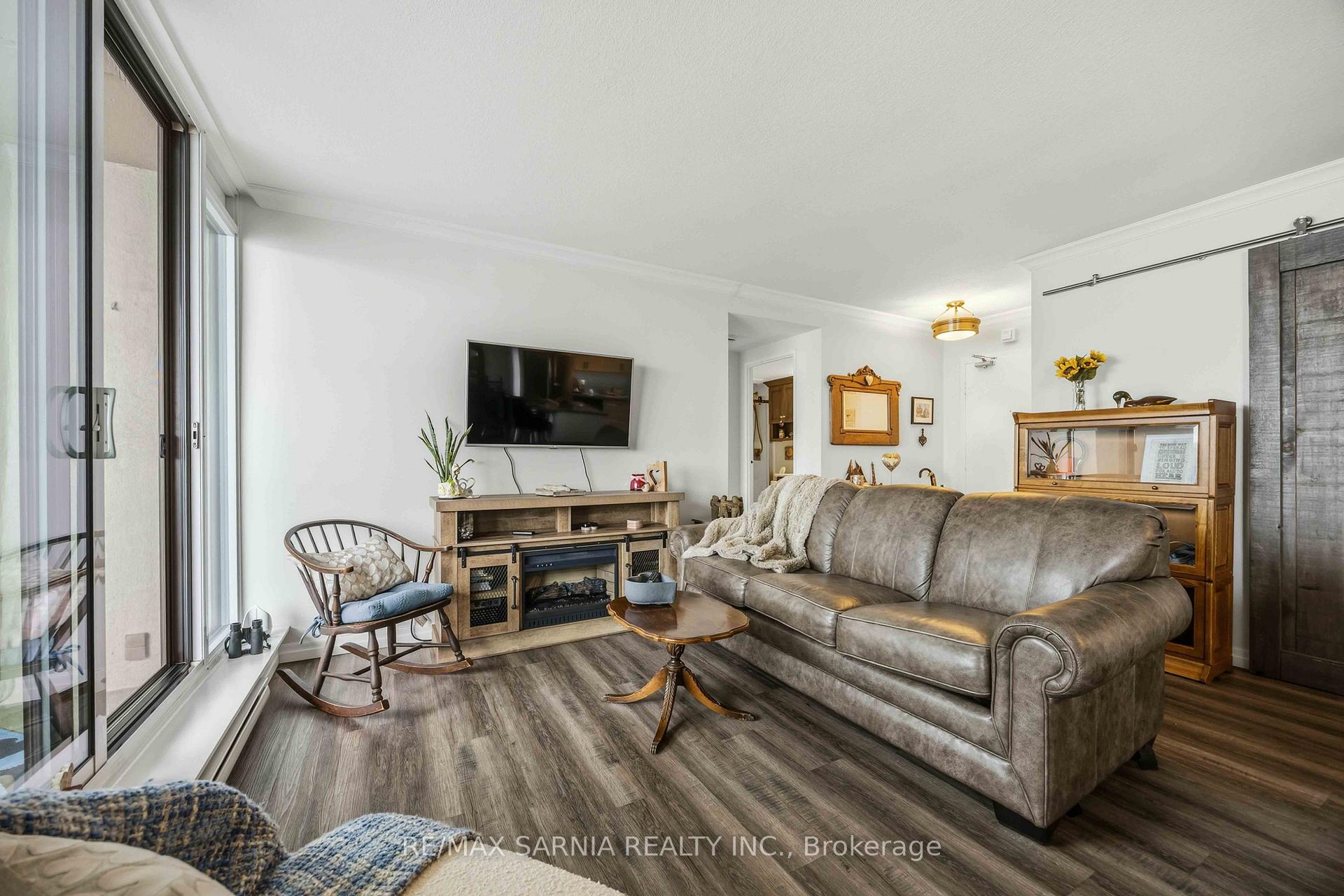 Photo 7 of Unit 1204, 155 Front Street N, Sarnia — HOMEH