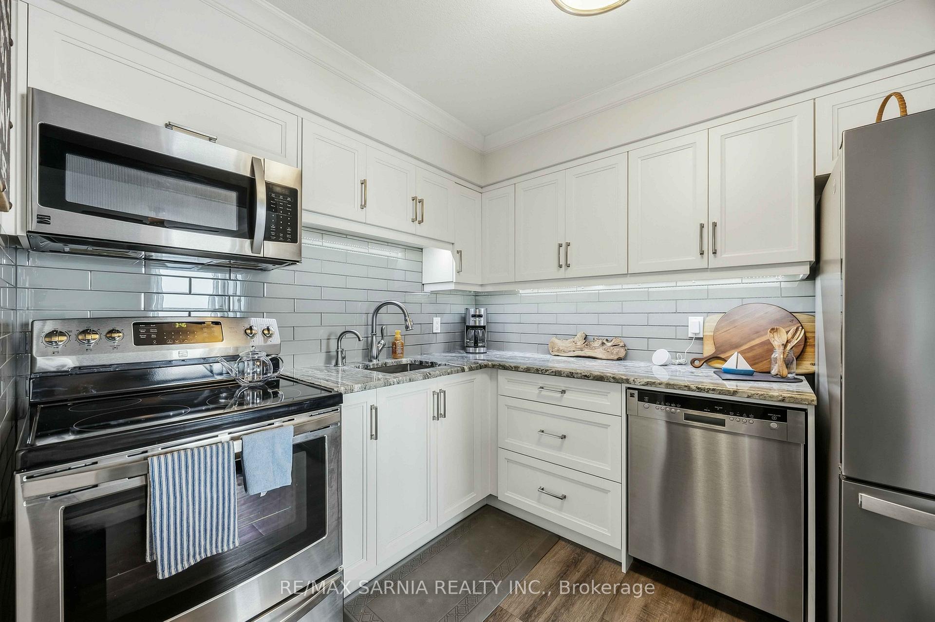 Photo 14 of Unit 1204, 155 Front Street N, Sarnia — HOMEH