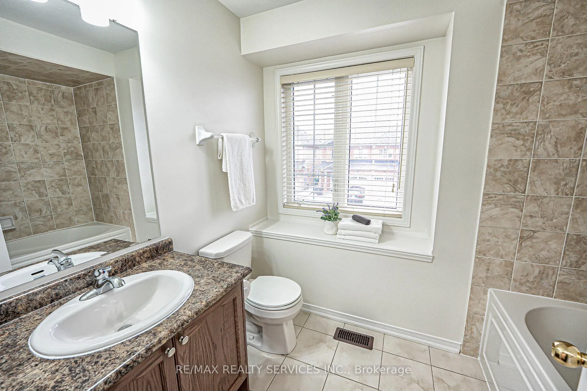 Photo 33 of 9 Delport Close, Brampton, Bram East — HOMEH