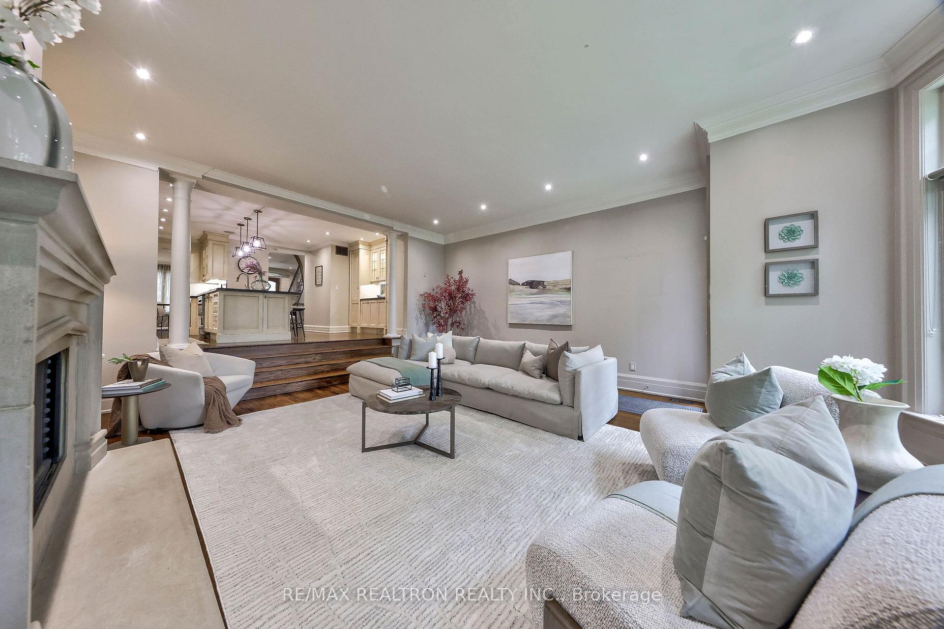 Photo 12 of 43 Joicey Boulevard, Toronto, Bedford Park-Nortown — HOMEH