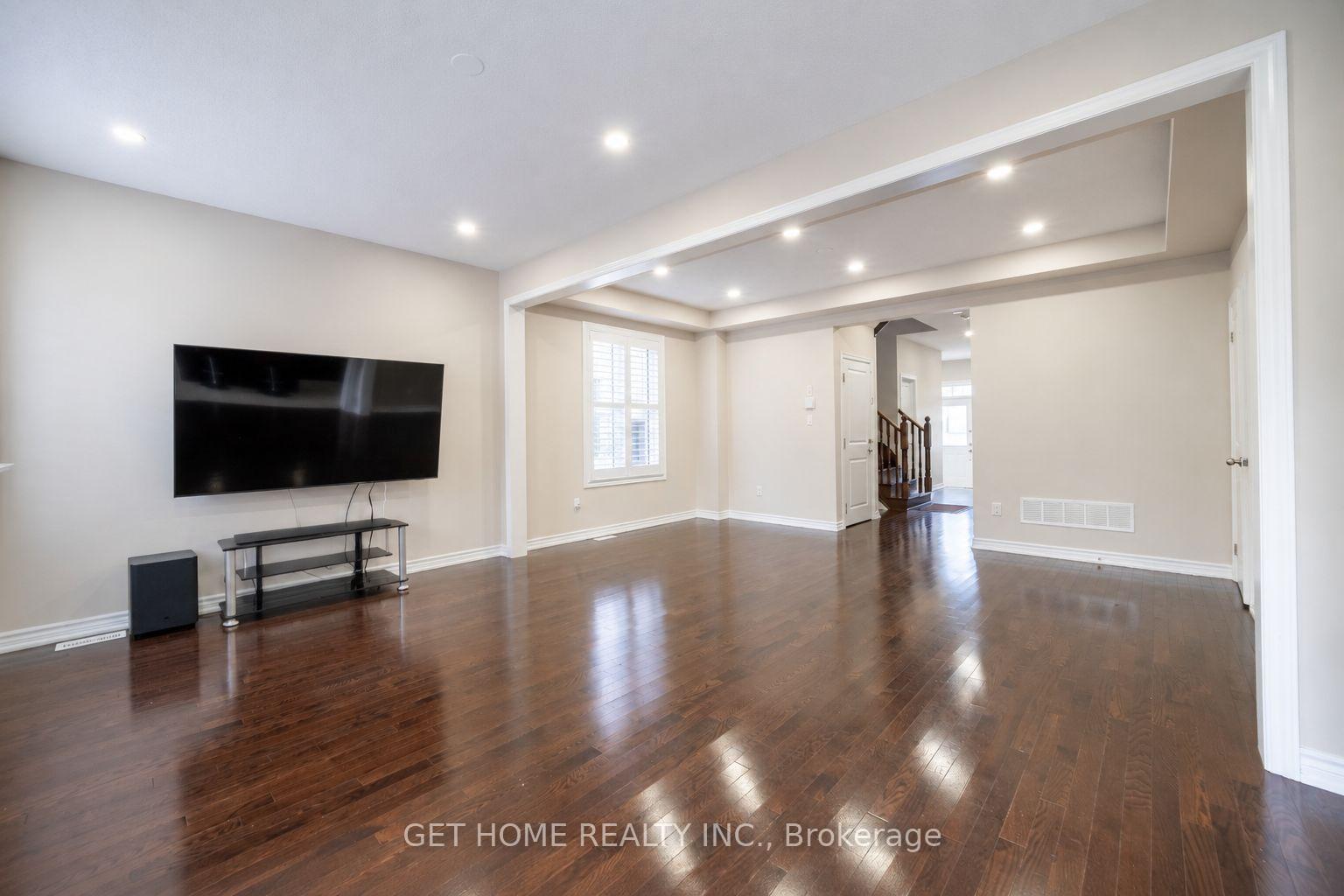 Photo 8 of 24 Bachelor Street, Brampton, Northwest Brampton — HOMEH