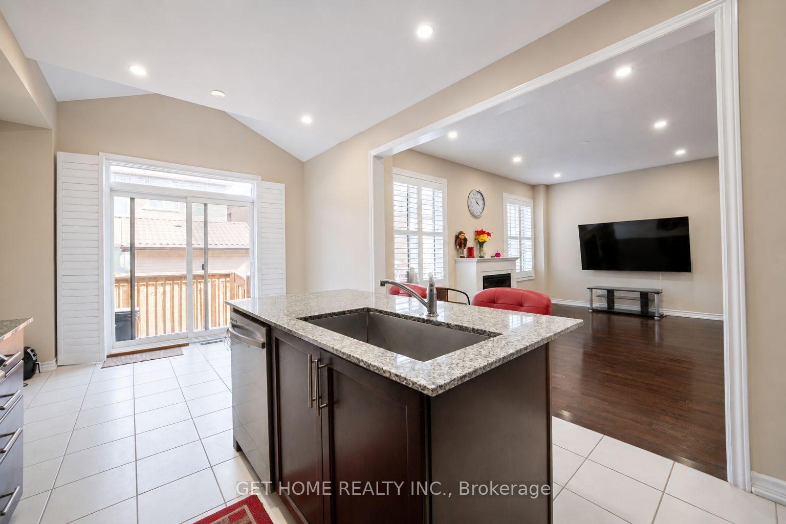 Photo 11 of 24 Bachelor Street, Brampton, Northwest Brampton — HOMEH