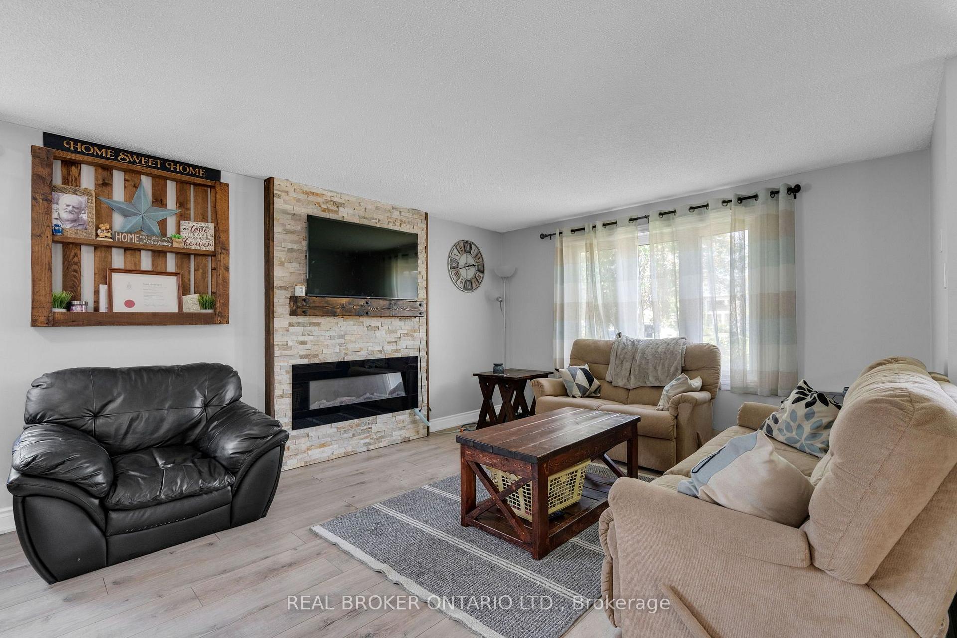 Photo 8 of 37 Hickling Trail, Barrie, Grove East — HOMEH