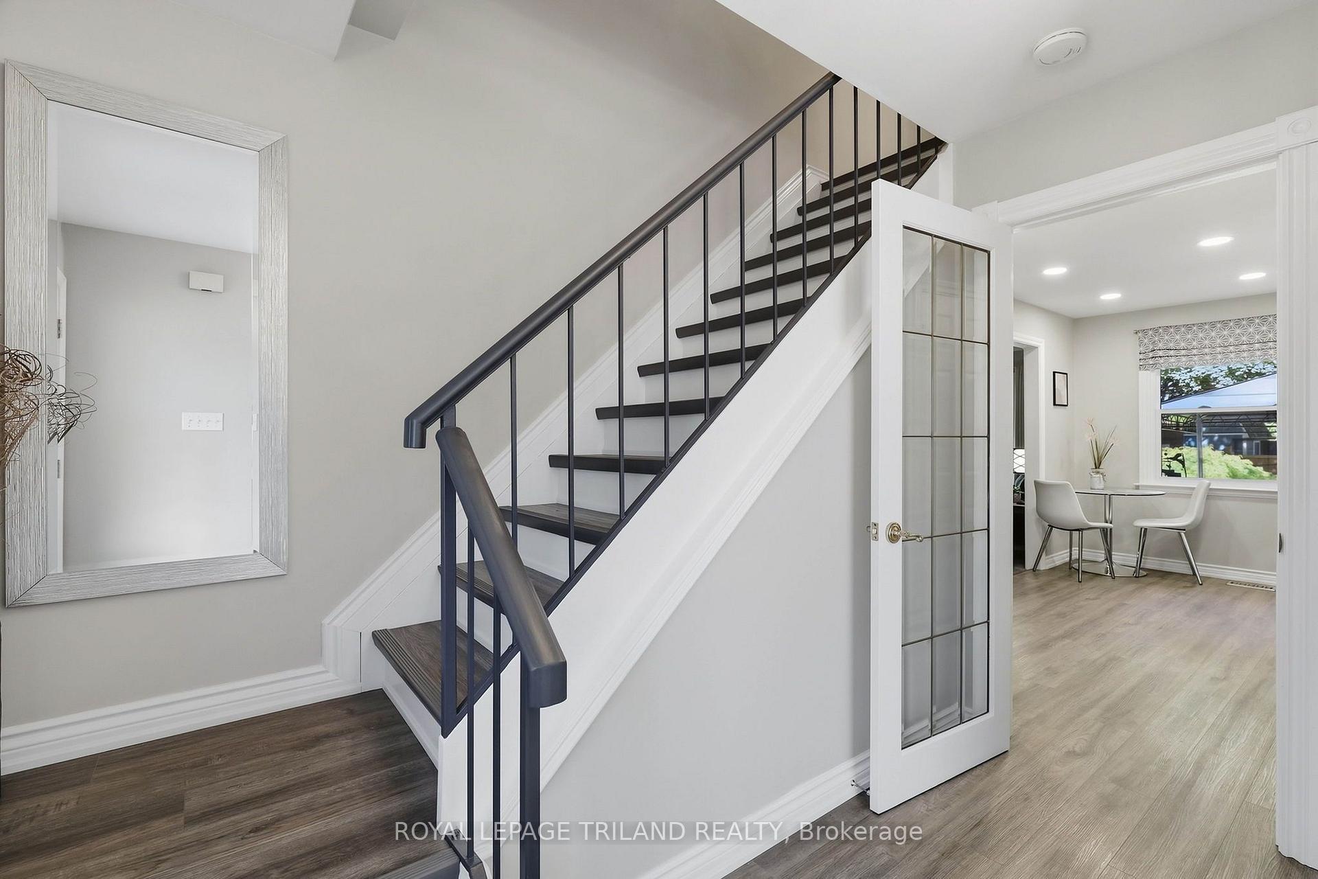 Photo 7 of 32 Hunter Woods Crescent, London, South N — HOMEH