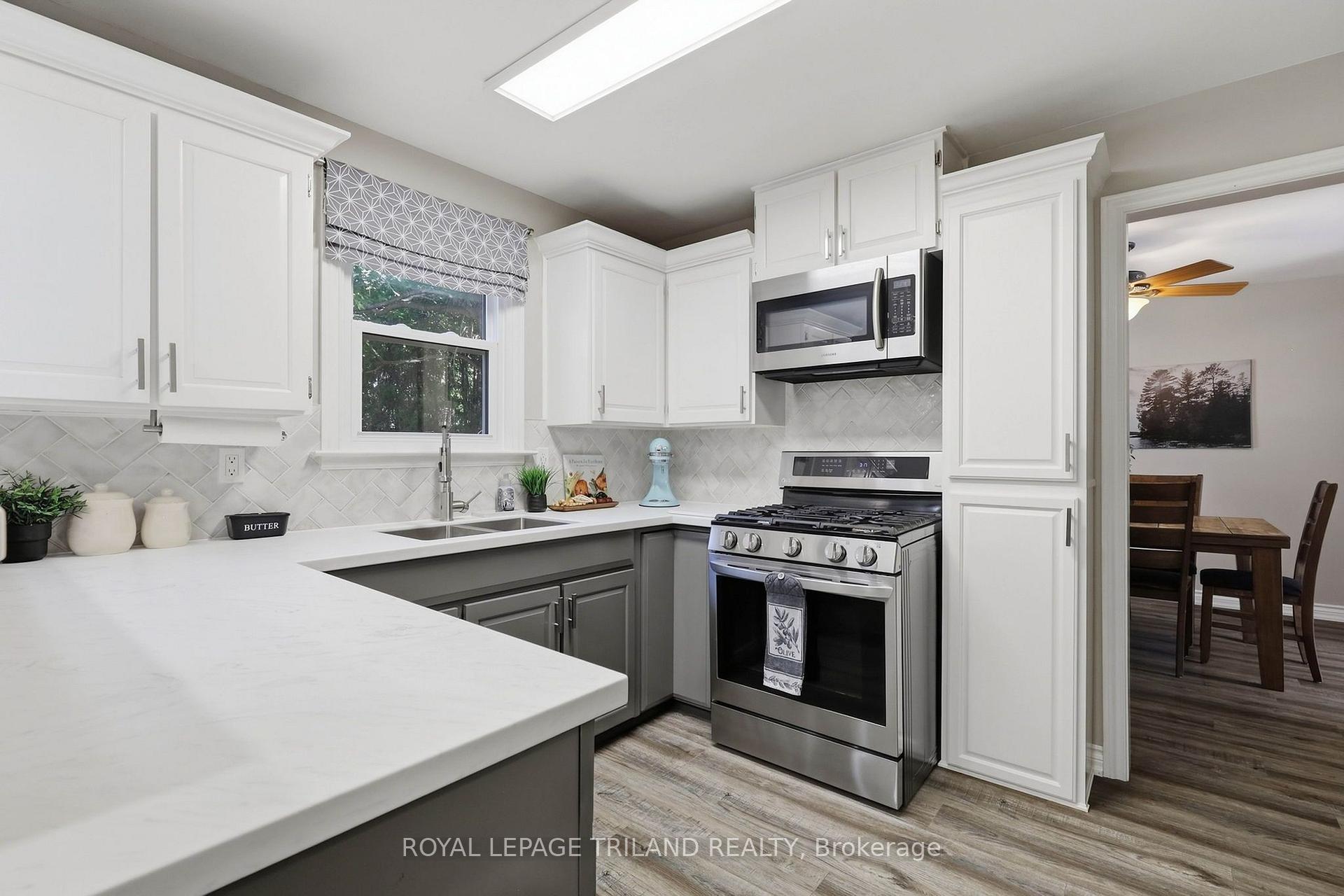 Photo 15 of 32 Hunter Woods Crescent, London, South N — HOMEH