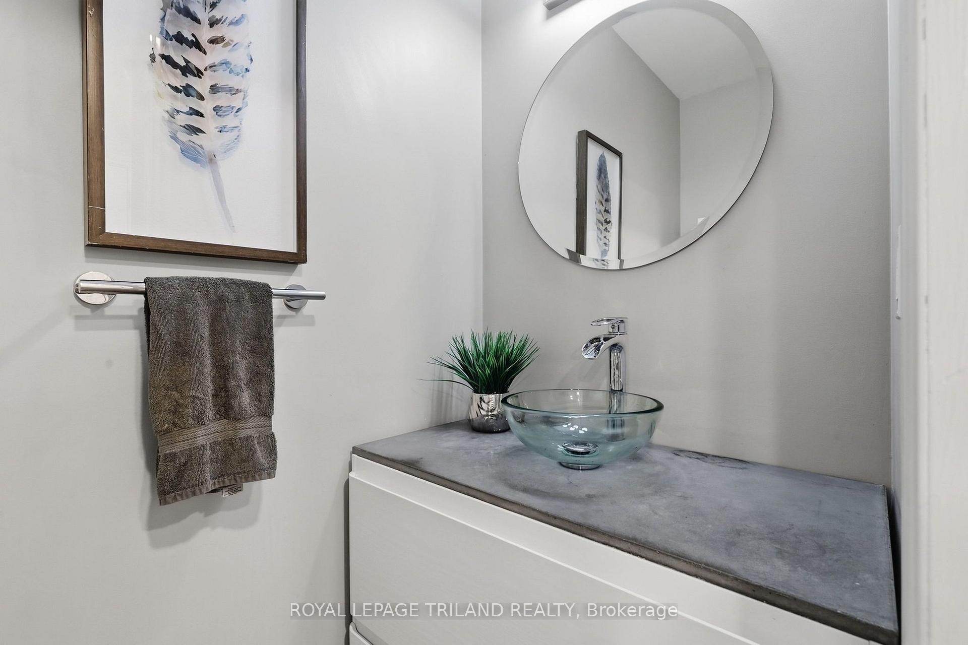 Photo 18 of 32 Hunter Woods Crescent, London, South N — HOMEH