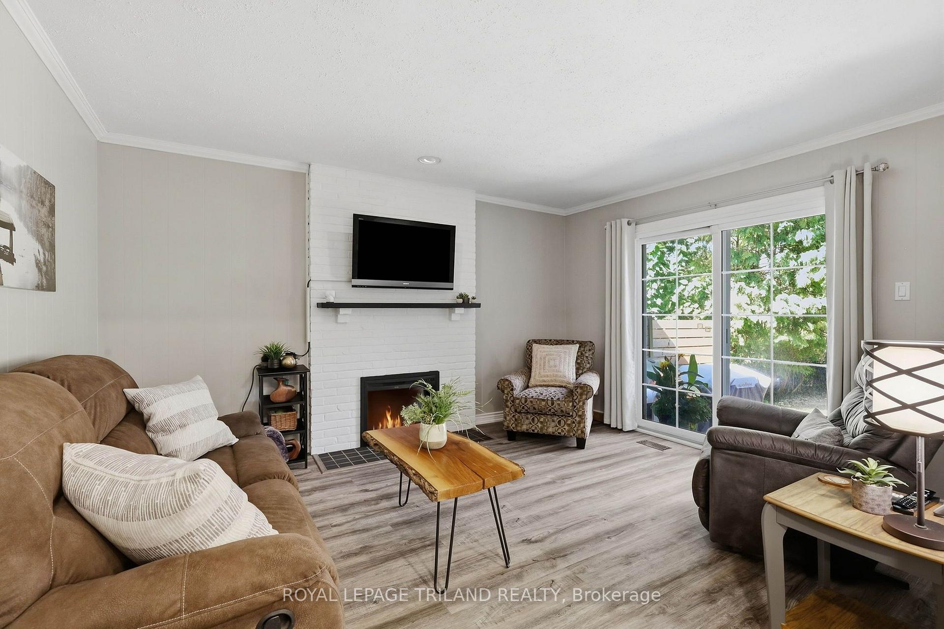 Photo 19 of 32 Hunter Woods Crescent, London, South N — HOMEH