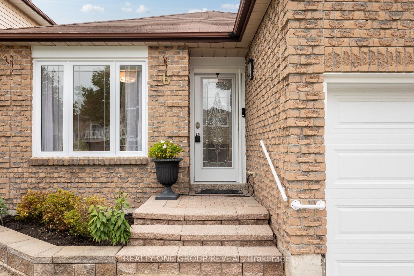 Photo 3 of 6 Mcfeeters Crescent, Clarington, Bowmanville — HOMEH