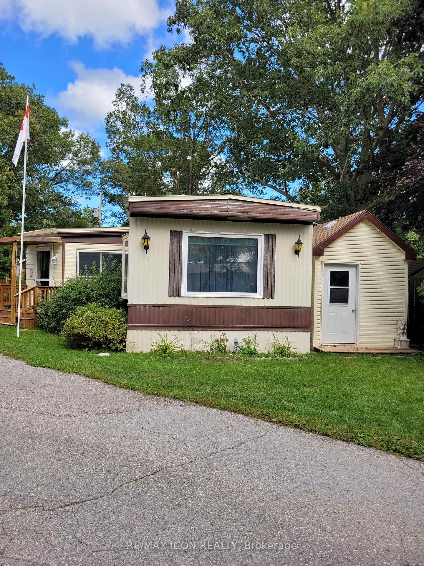 Photo of Unit 5, 9839 Lakeshore Road