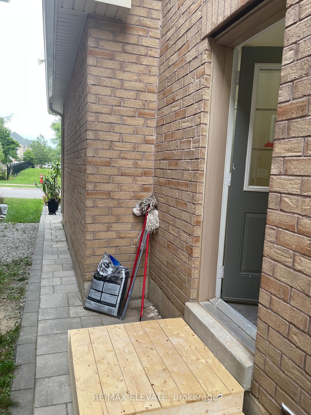 Photo 2 of 33 Lampman Crescent, Brampton, Credit Valley — HOMEH