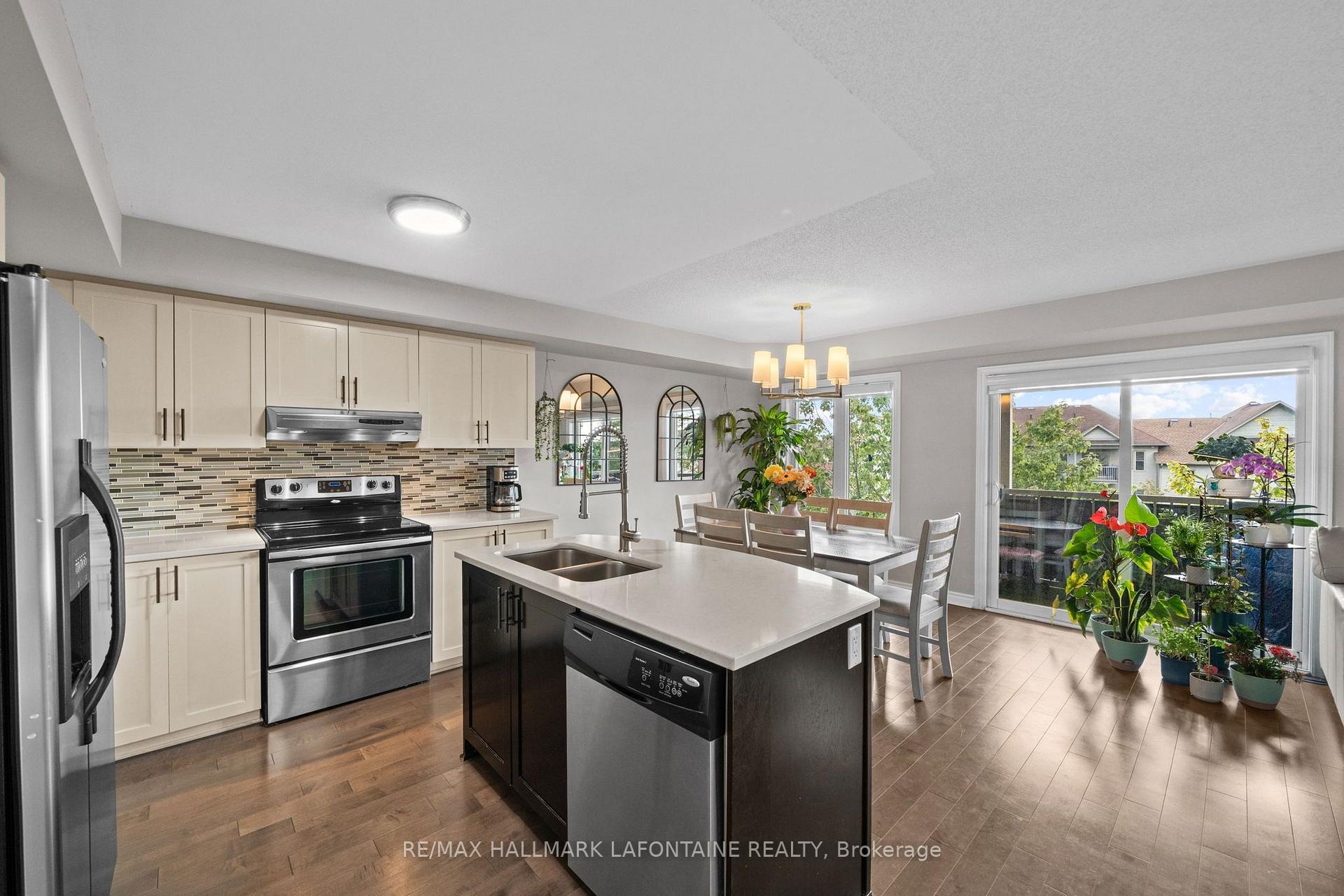 Photo 3 of Unit 7, 585 Stonefield Private, Ottawa, Barrhaven East — HOMEH