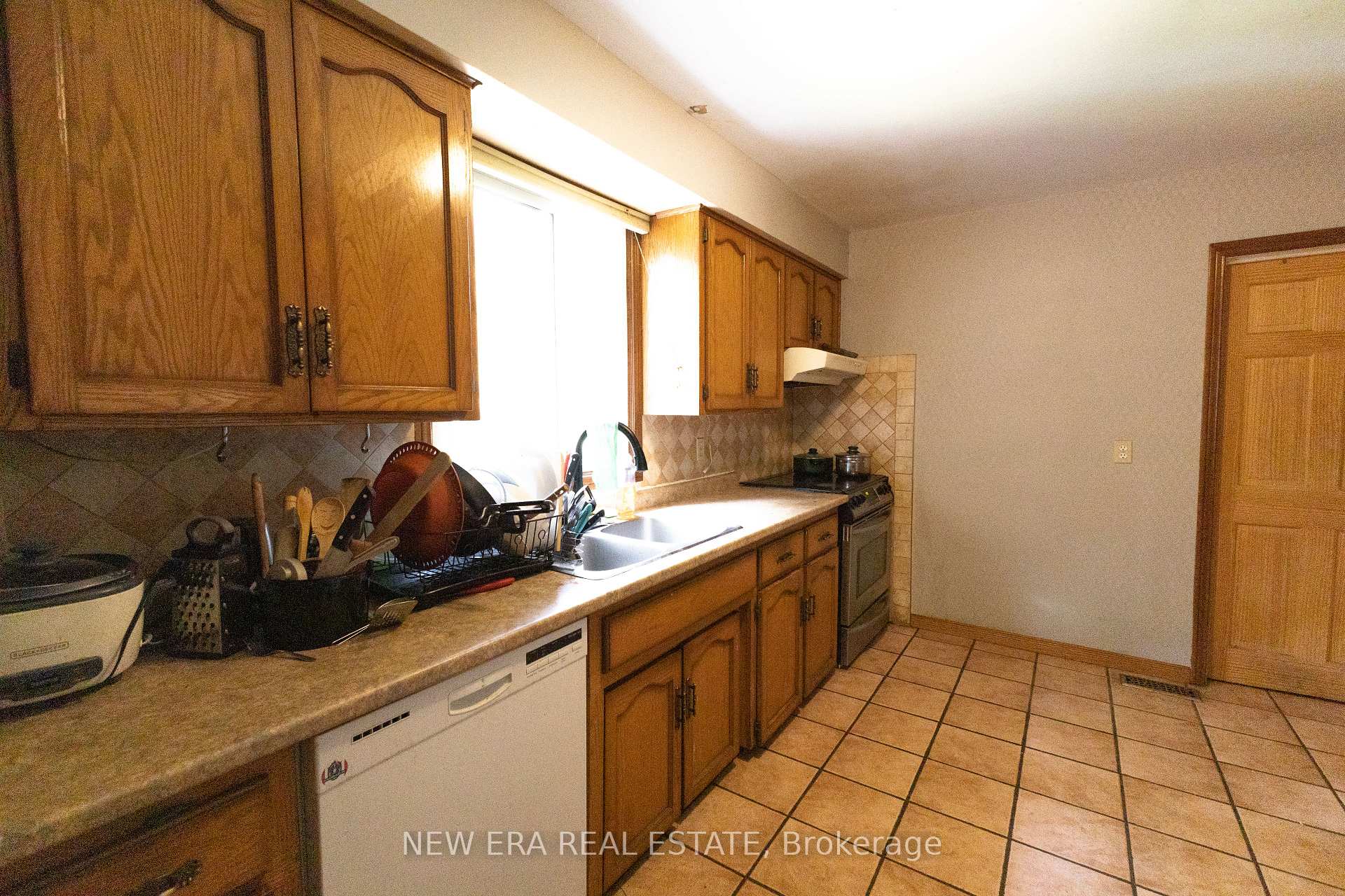 Photo 5 of 58 Amherst Drive, Kitchener, Lower Doon — HOMEH