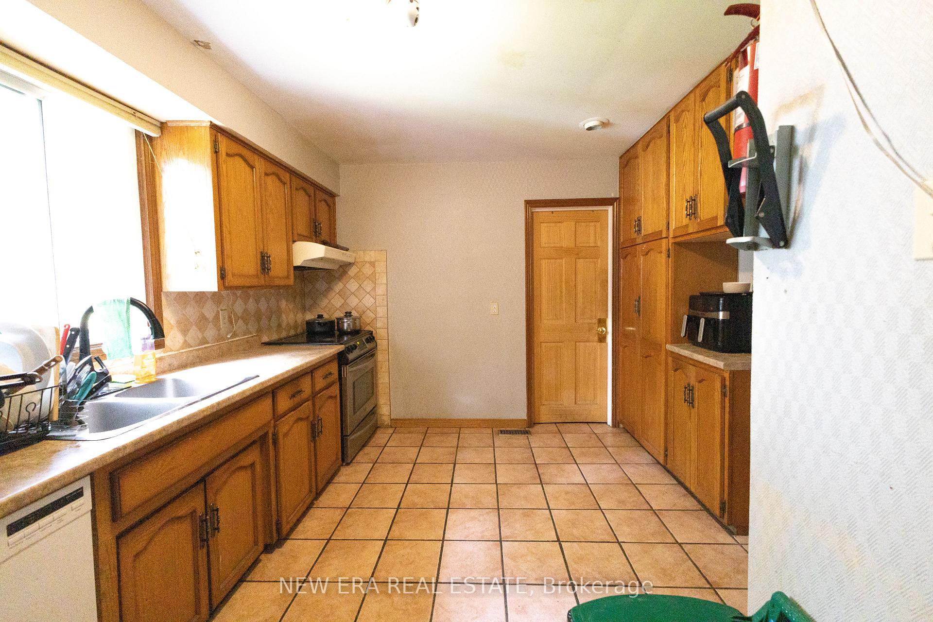 Photo 6 of 58 Amherst Drive, Kitchener, Lower Doon — HOMEH