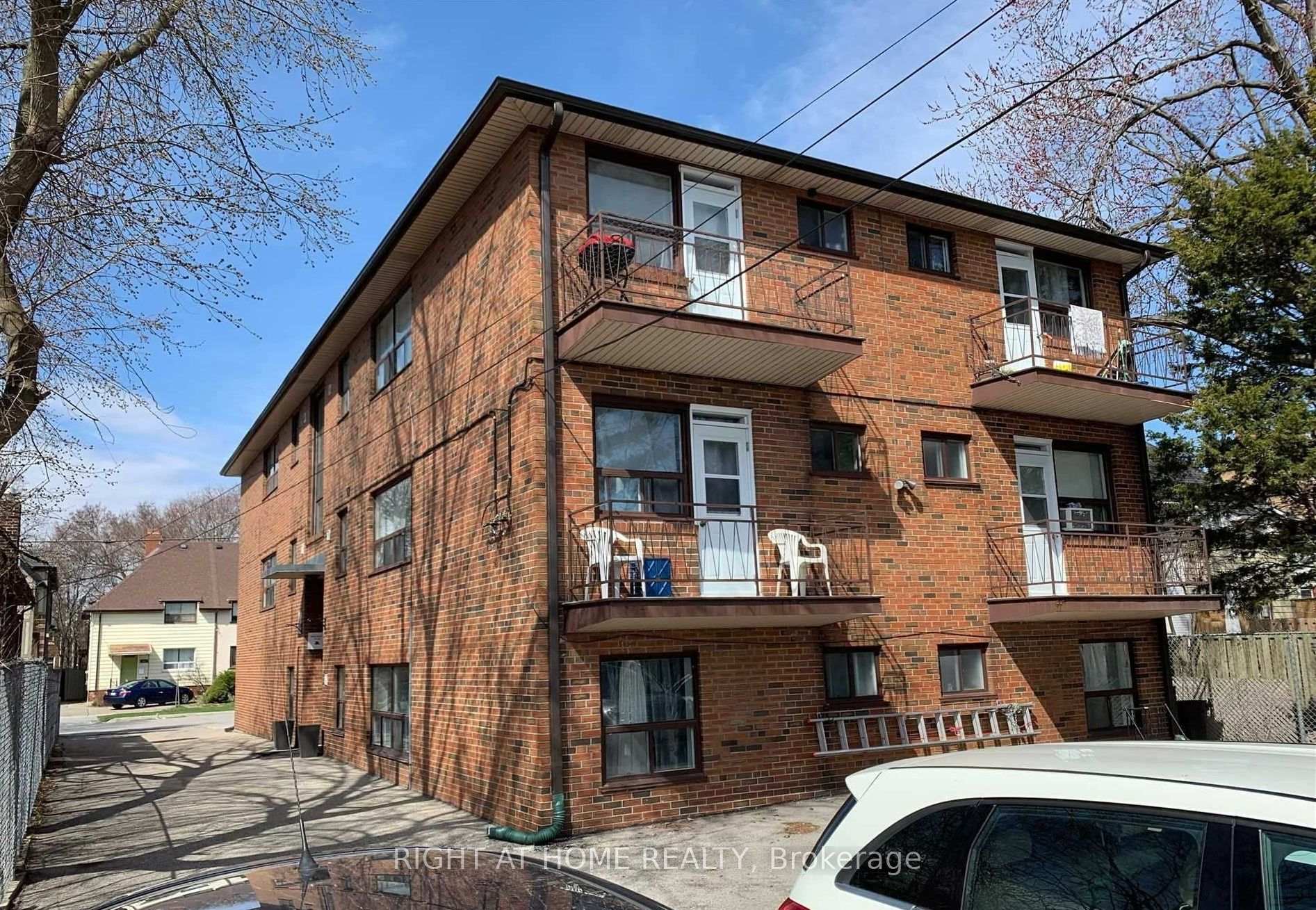 Photo 1 of Unit 10, 115 Eighth Street, Etobicoke, New Toronto — HOMEH